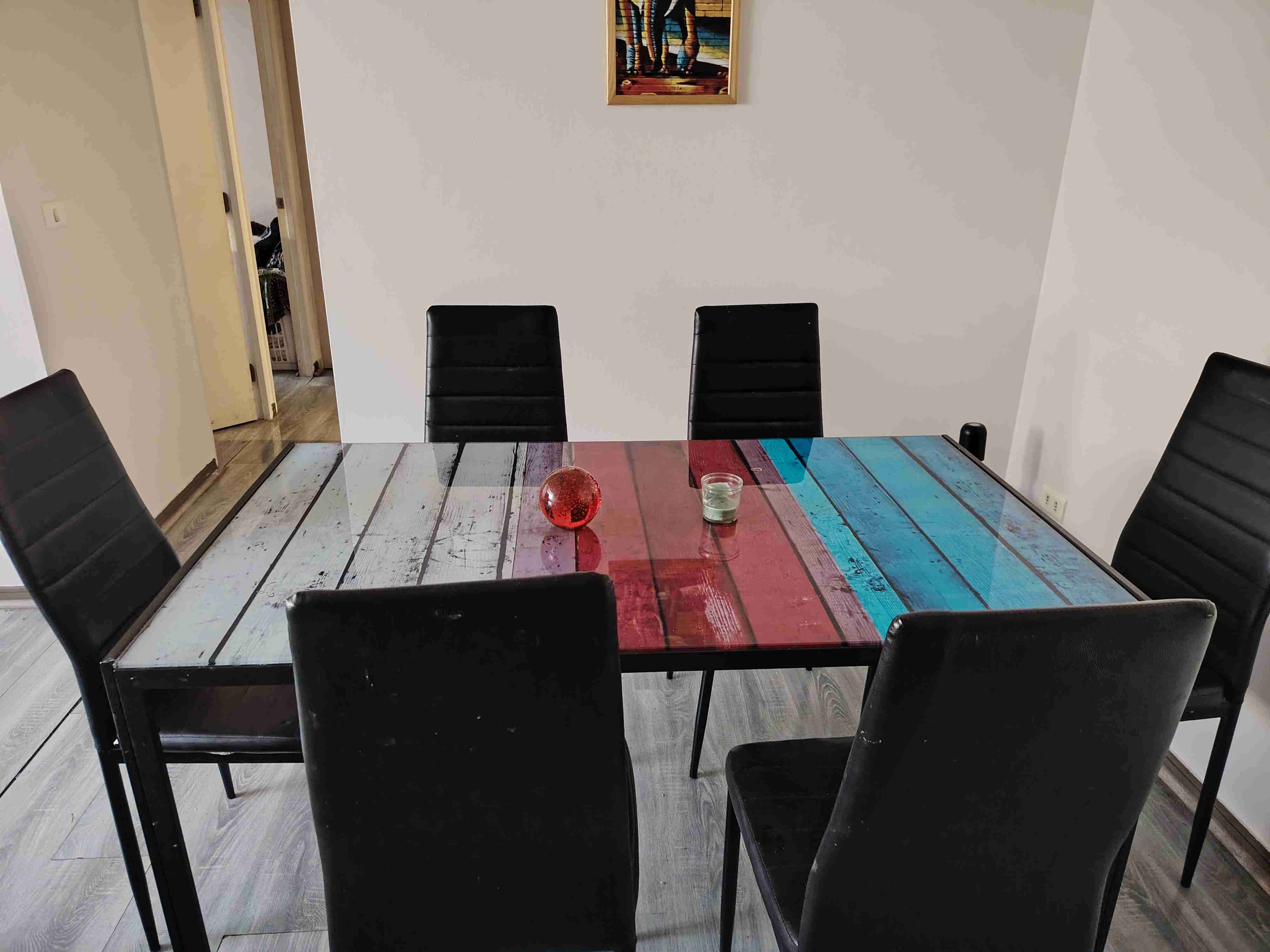 Mesa de comedor con sillas negras - miniatura 1