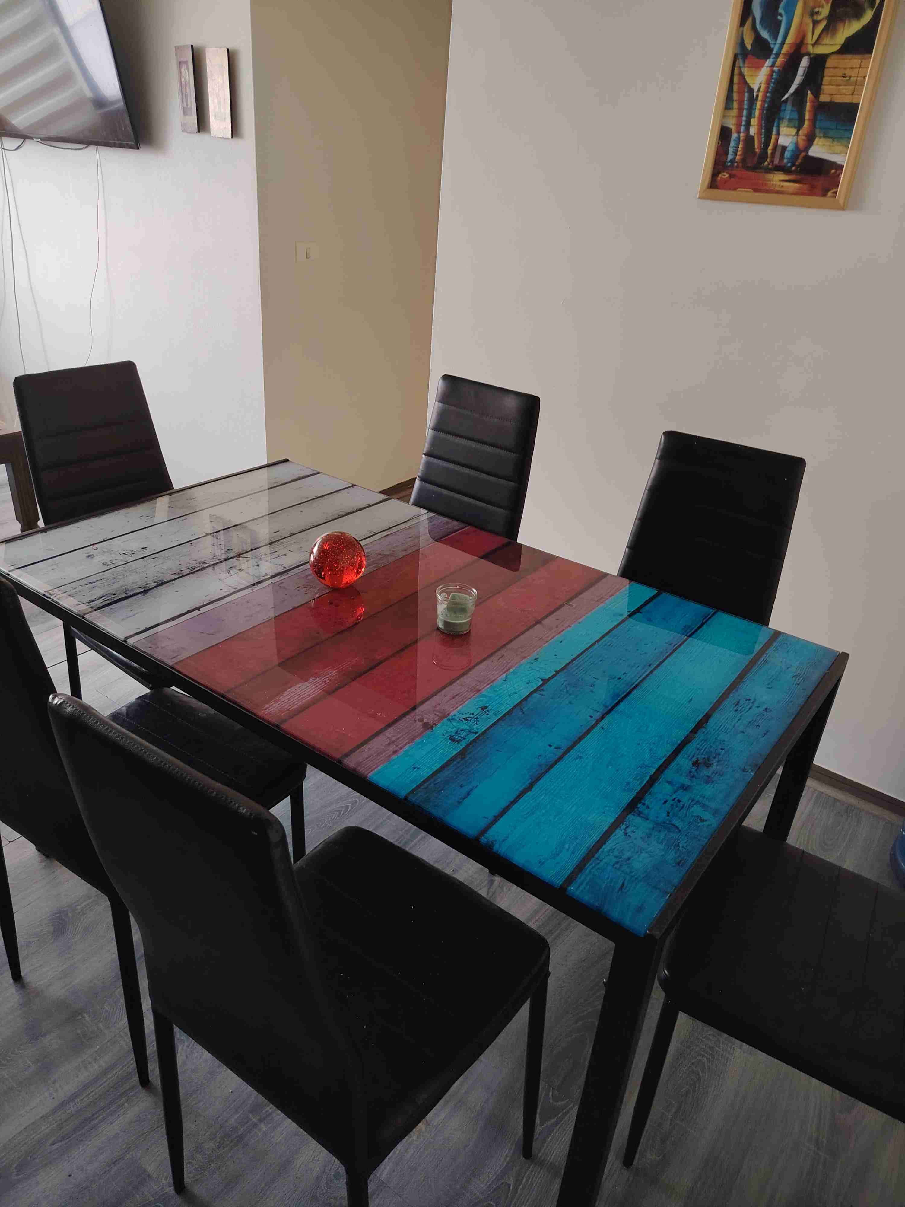 Mesa de comedor con sillas negras - miniatura 2