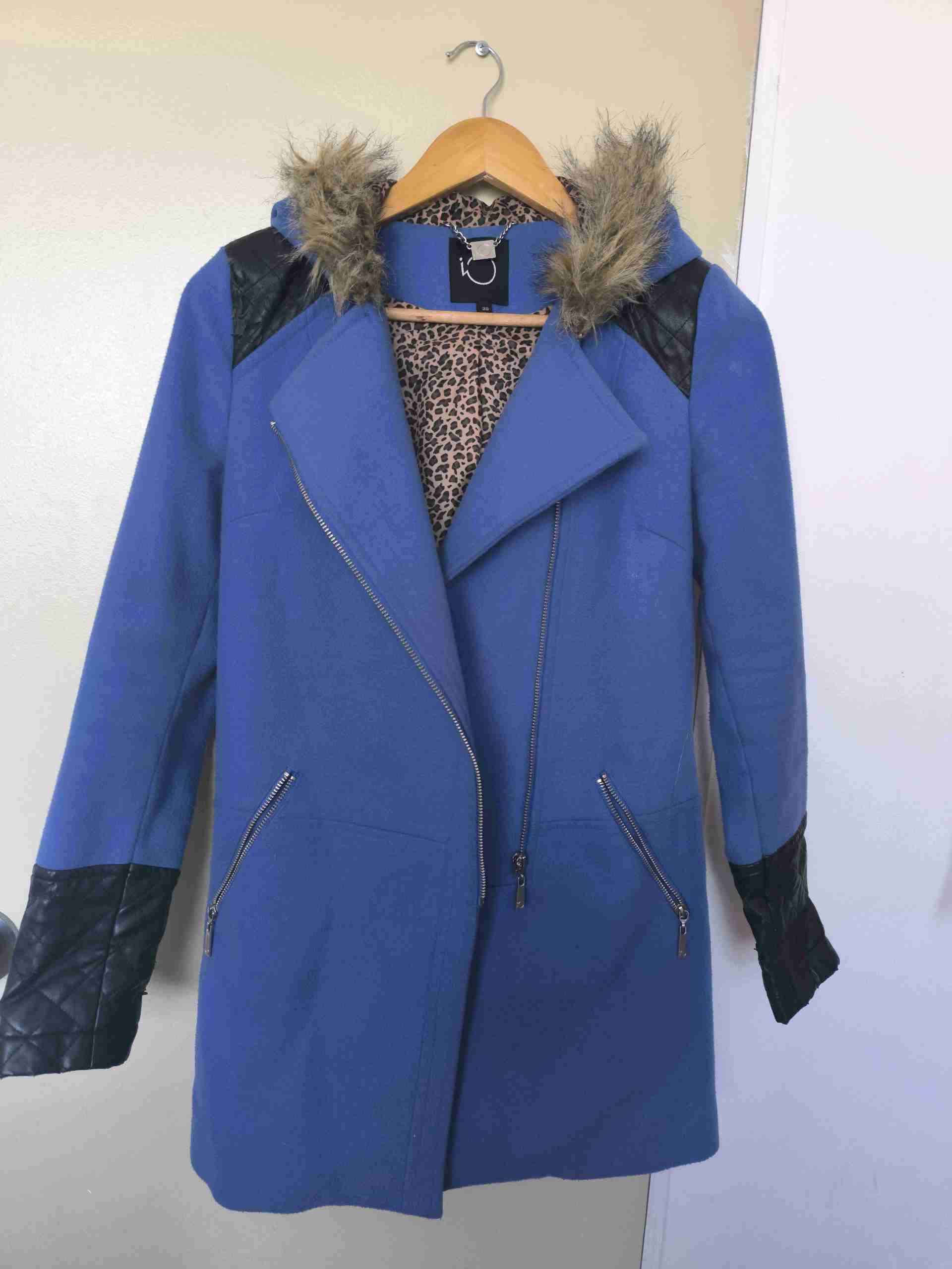 Abrigo azul con capucha y detalles - 1