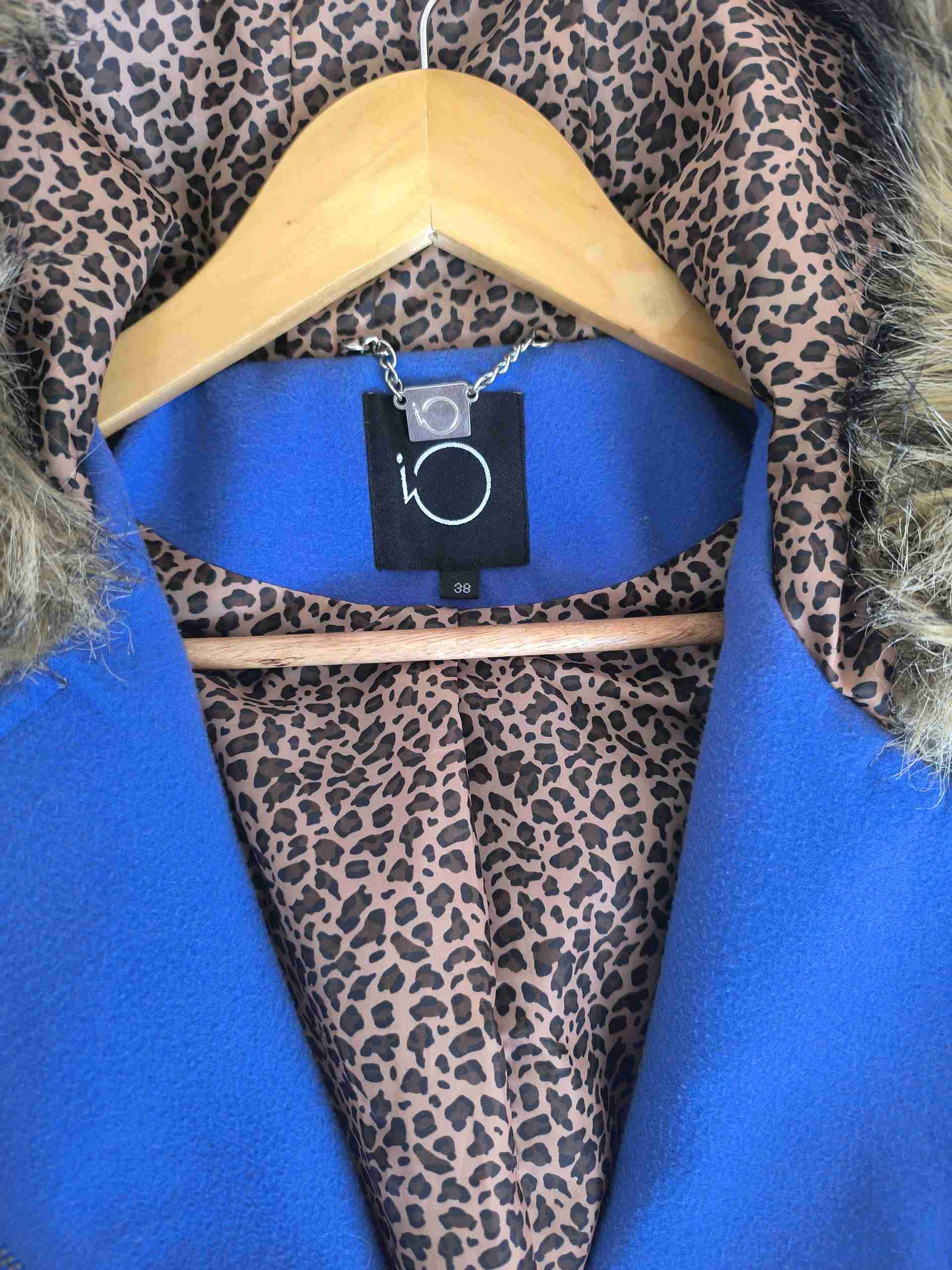 Abrigo azul con capucha y detalles - 4