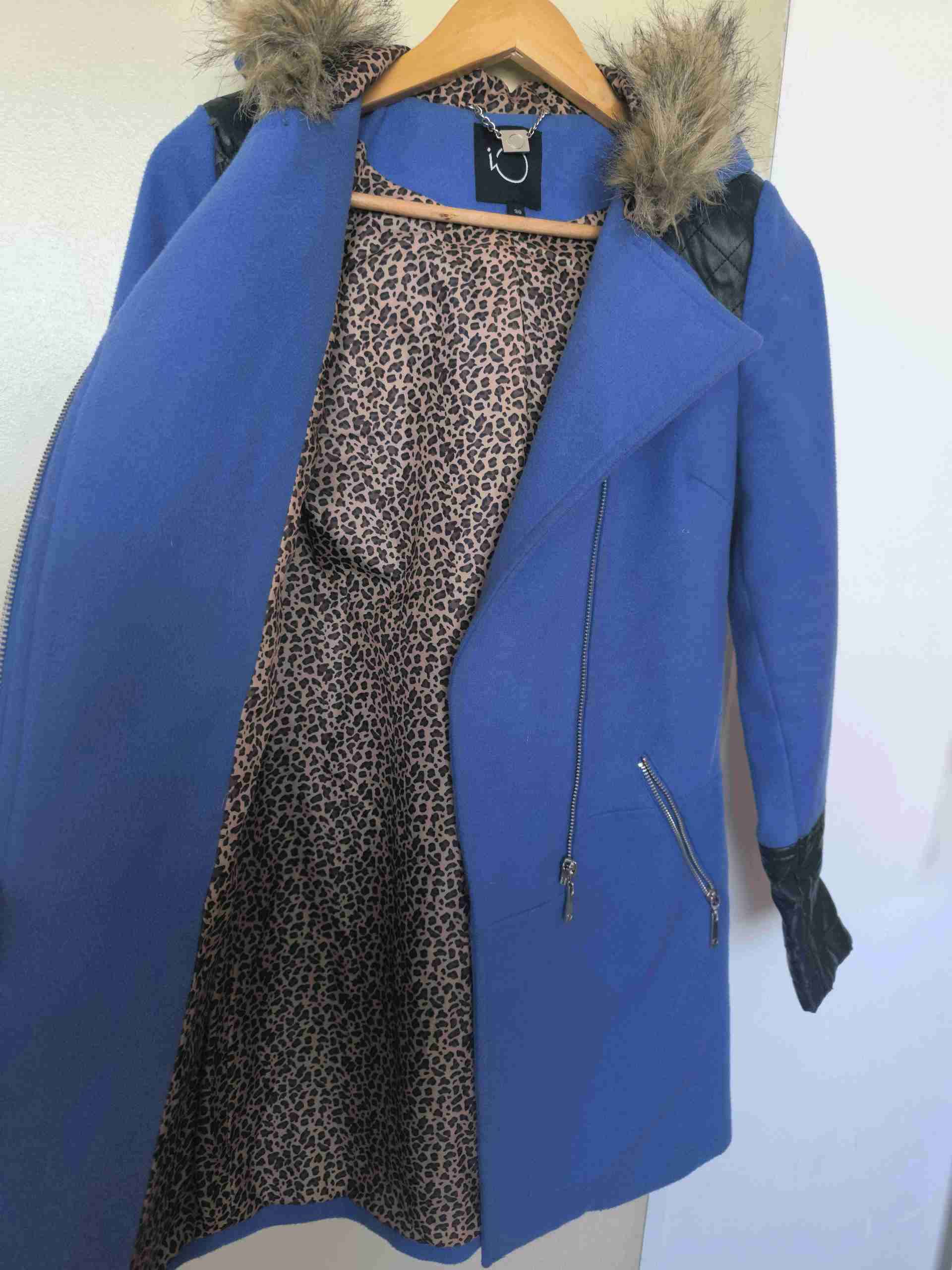 Abrigo azul con capucha y detalles - 7