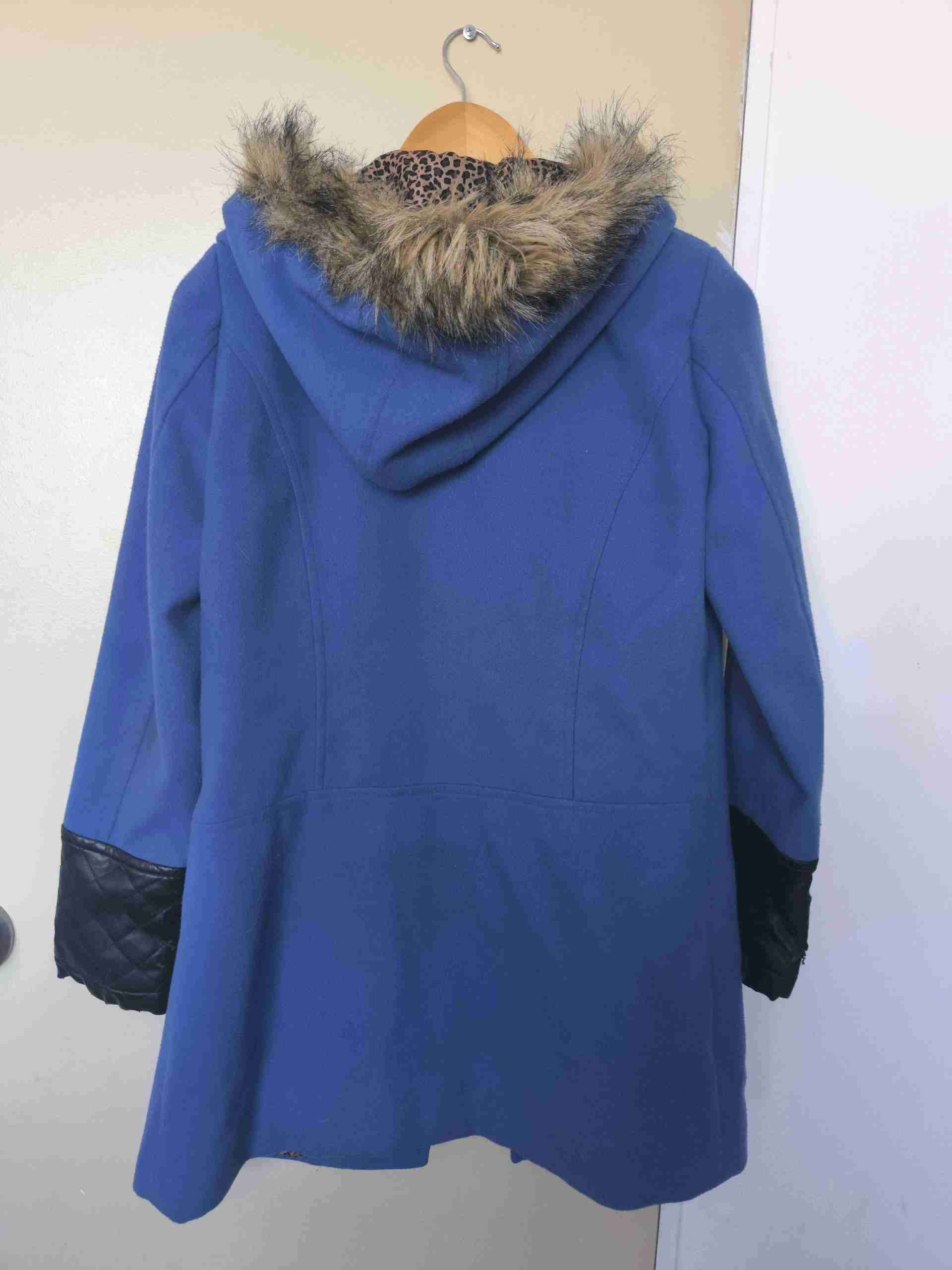 Abrigo azul con capucha y detalles - 8