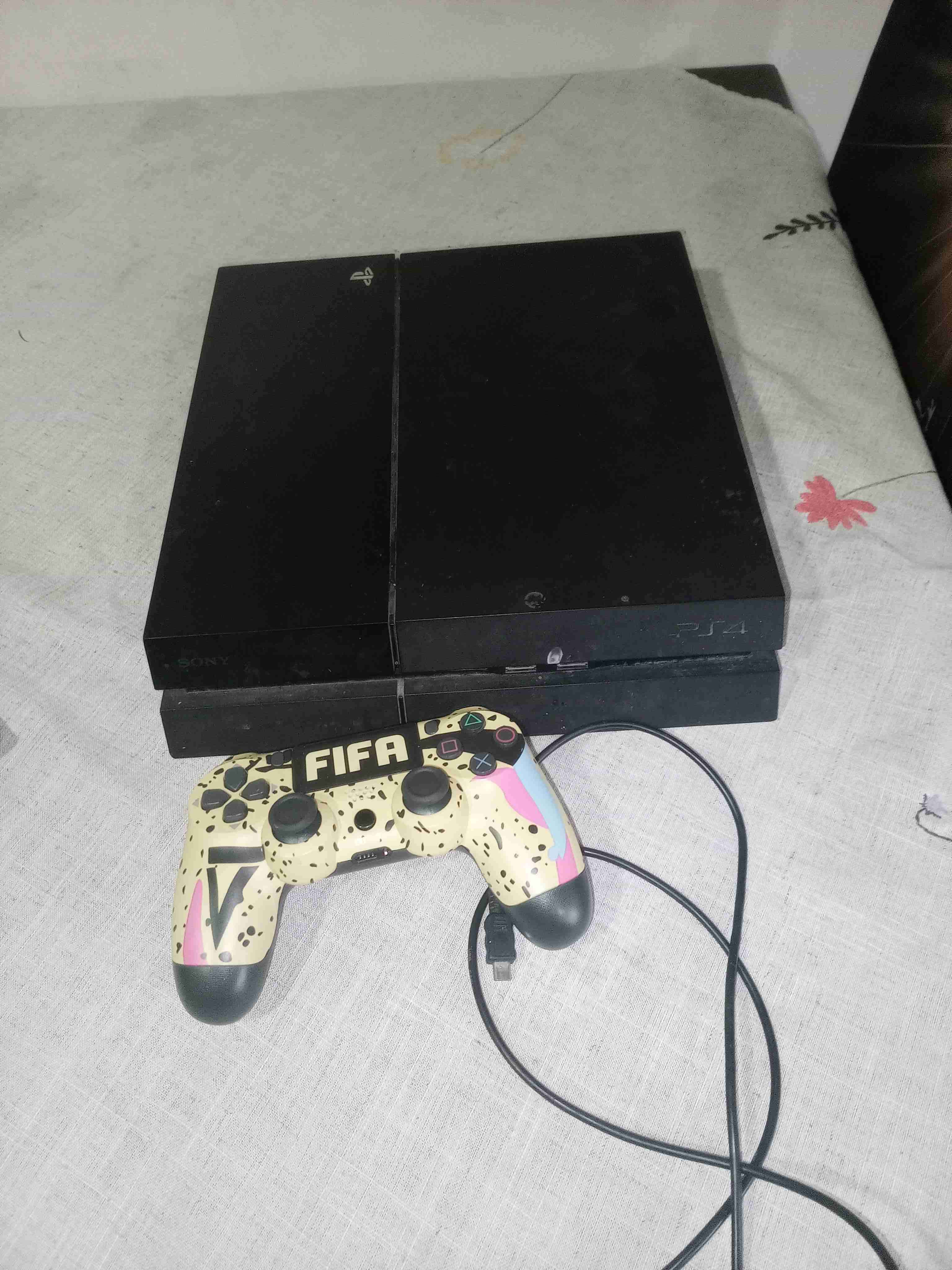 Consola PS4 con mando personalizado - miniatura 1