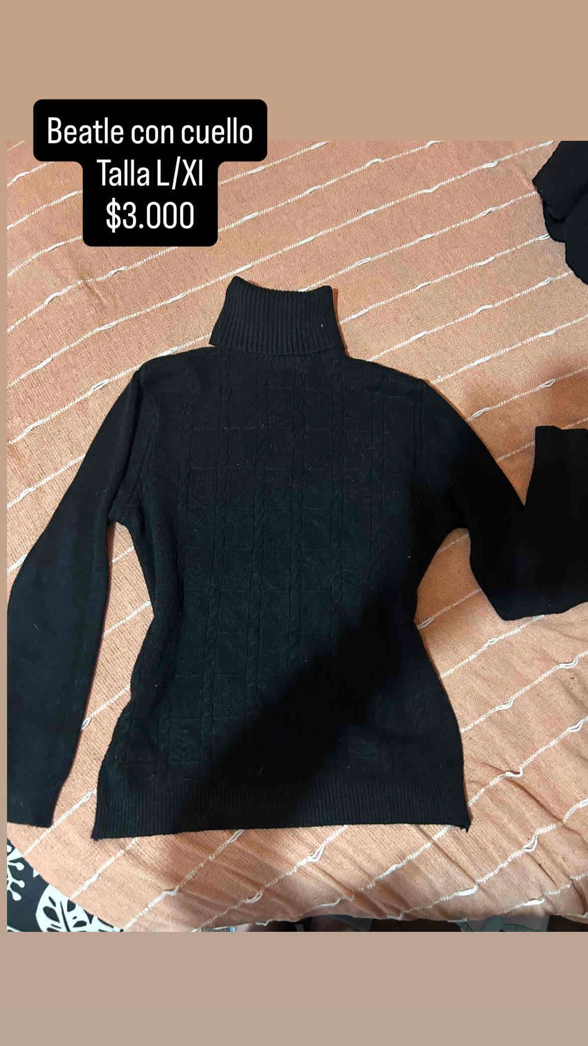 Suéter negro con cuello alto