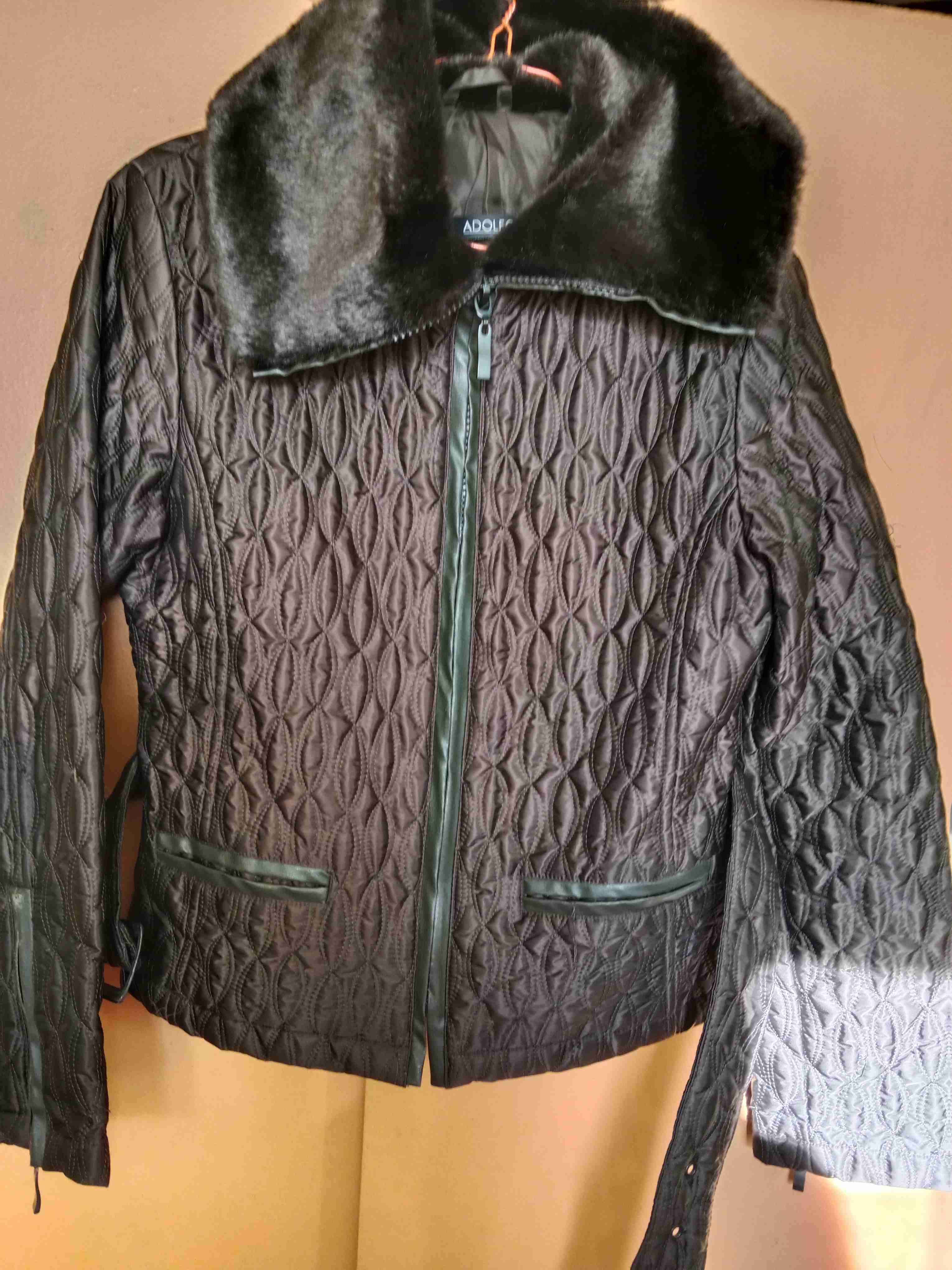 Chaqueta acolchada marrón con cinturón - miniatura 2