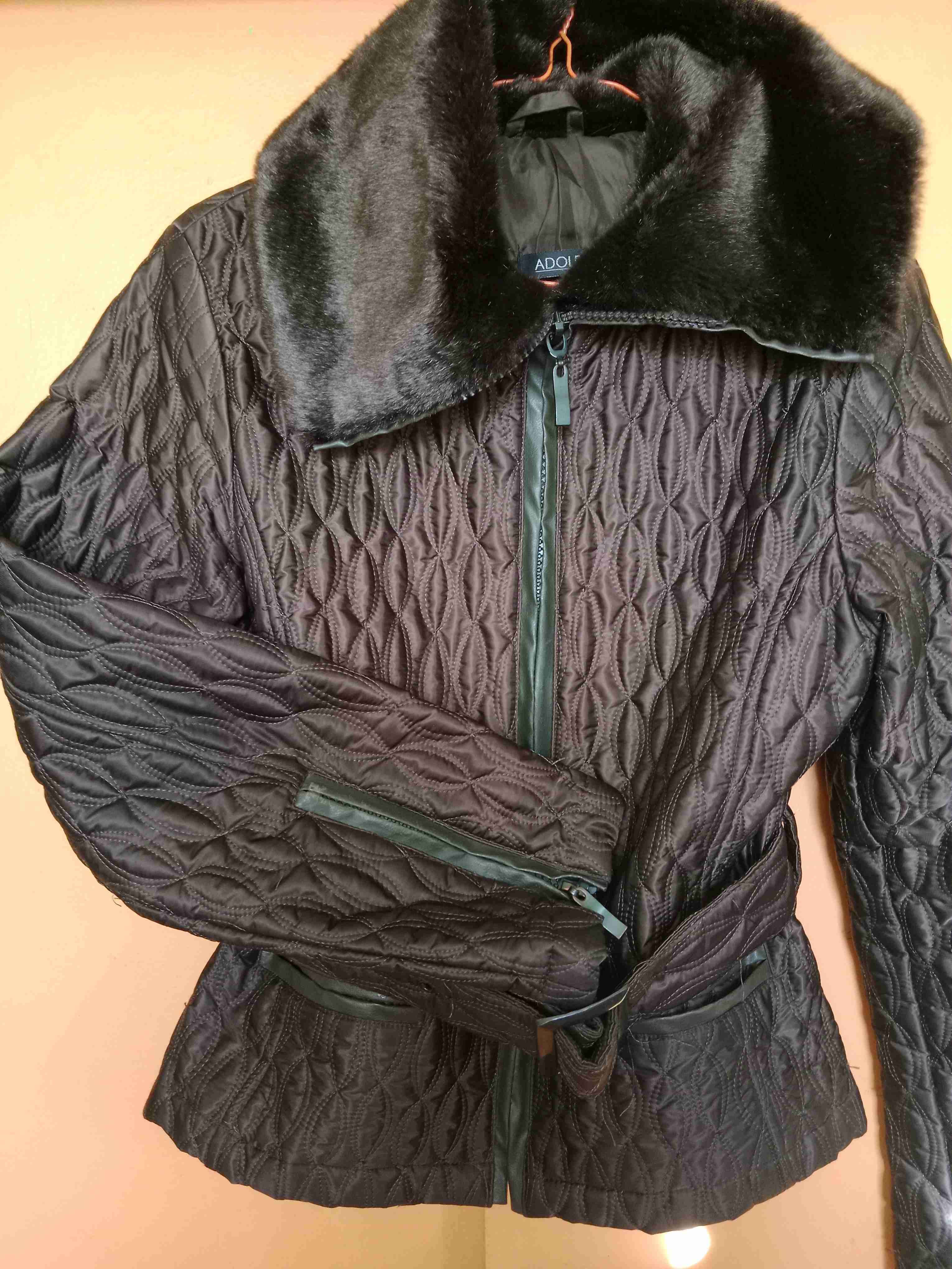 Chaqueta acolchada marrón con cinturón - miniatura 3