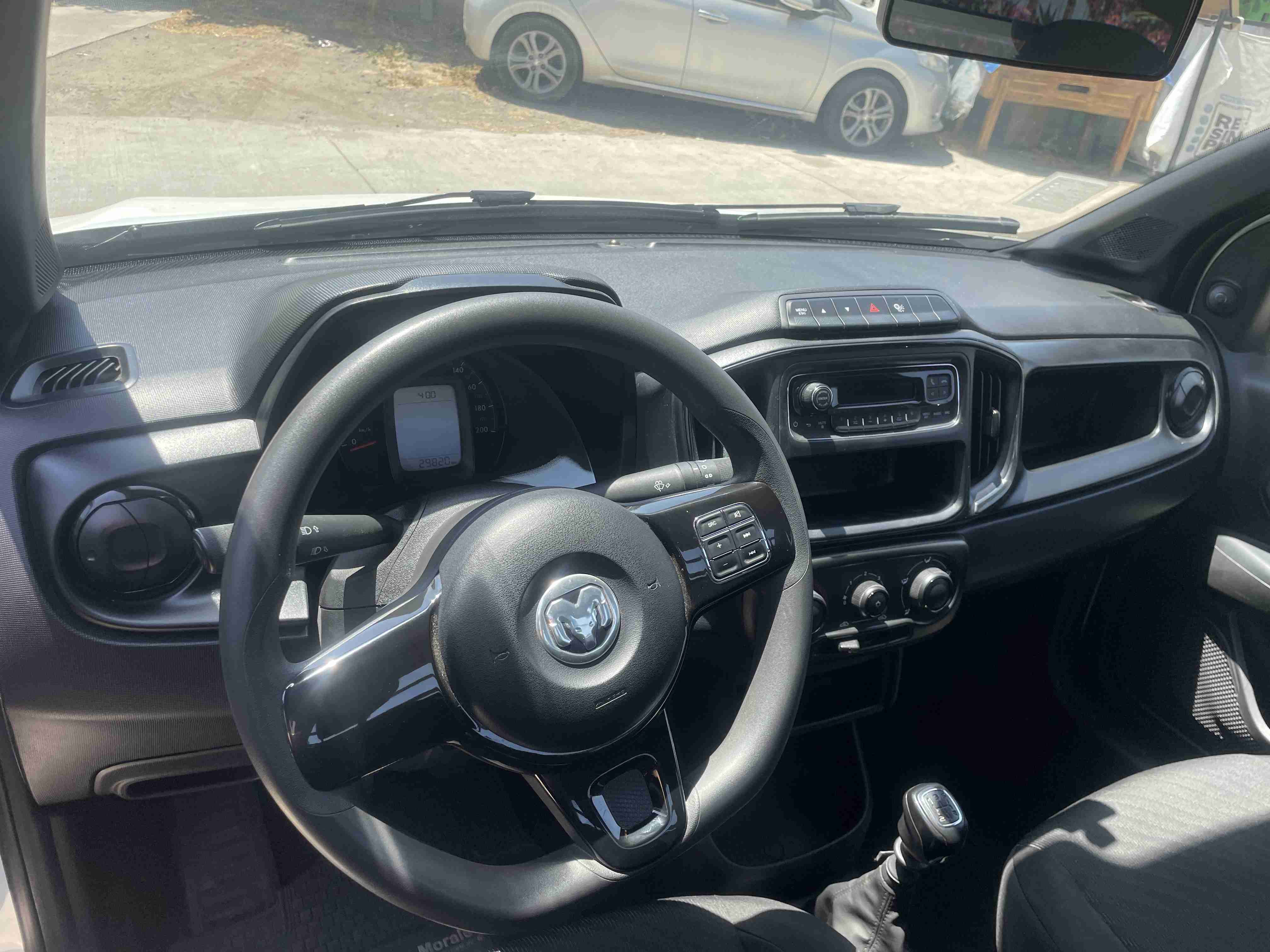 Camioneta RAM blanca en buen estado - miniatura 2