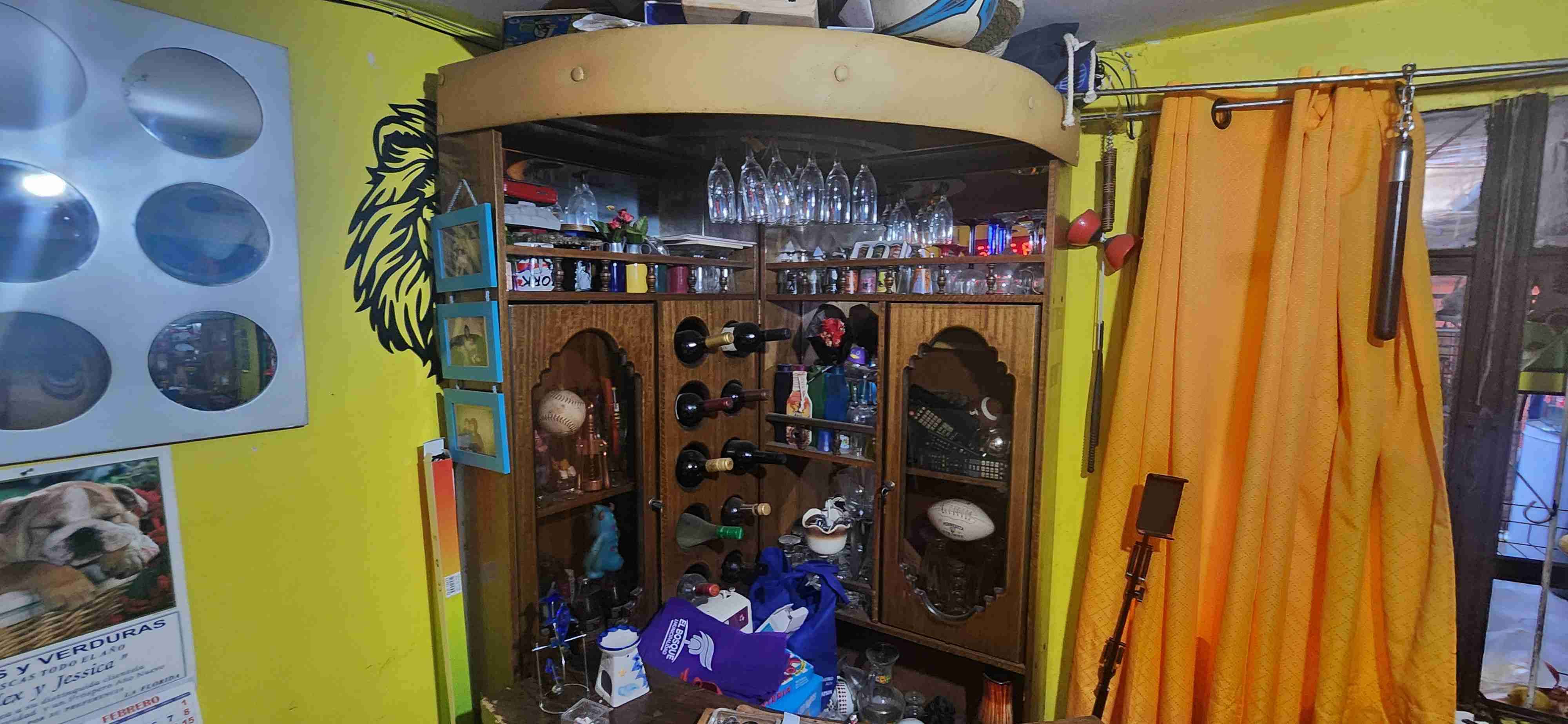 Bar de madera con estantería en buen estado - 2