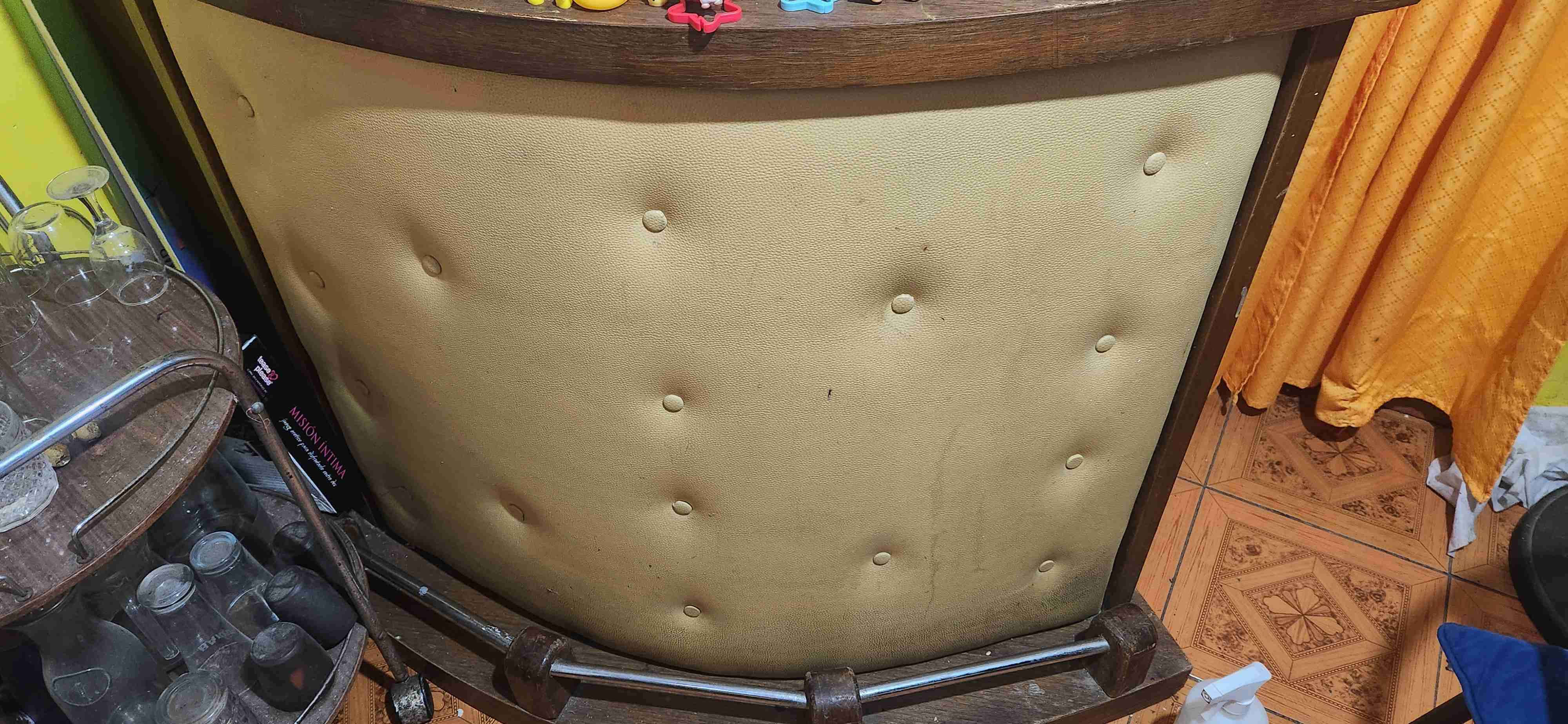 Bar de madera con estantería en buen estado - 3