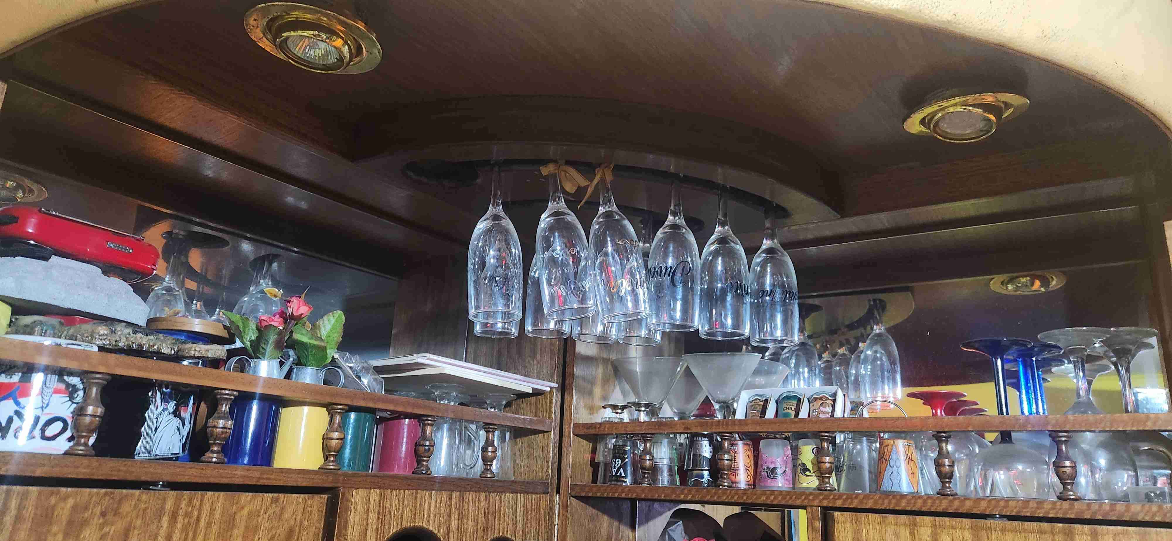 Bar de madera con estantería en buen estado - 4