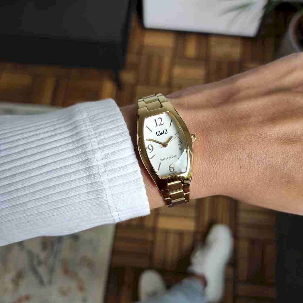 Reloj dorado con pulsera metálica - miniatura 2