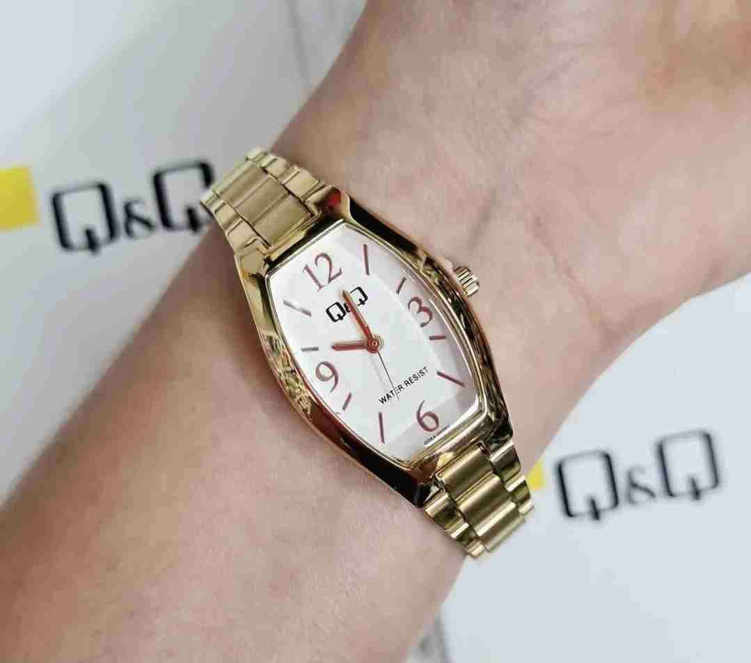 Reloj dorado con pulsera metálica - miniatura 3