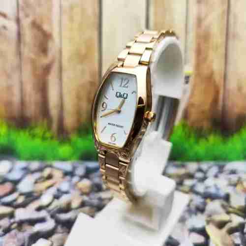 Reloj dorado con pulsera metálica - miniatura 4