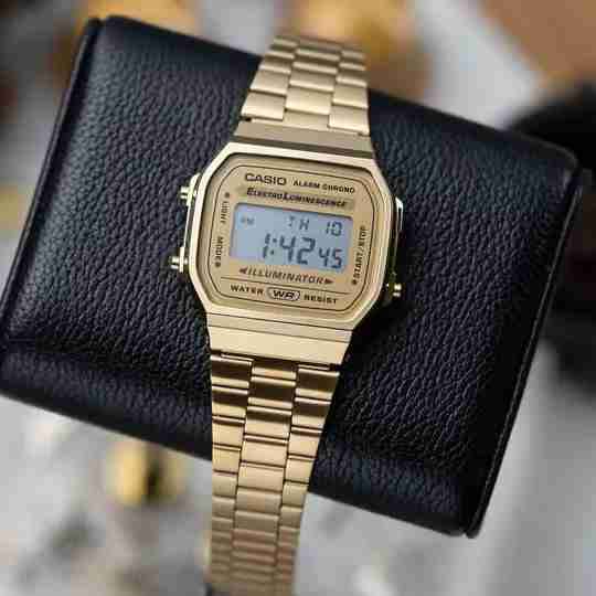 Reloj Casio dorado digital - miniatura 3