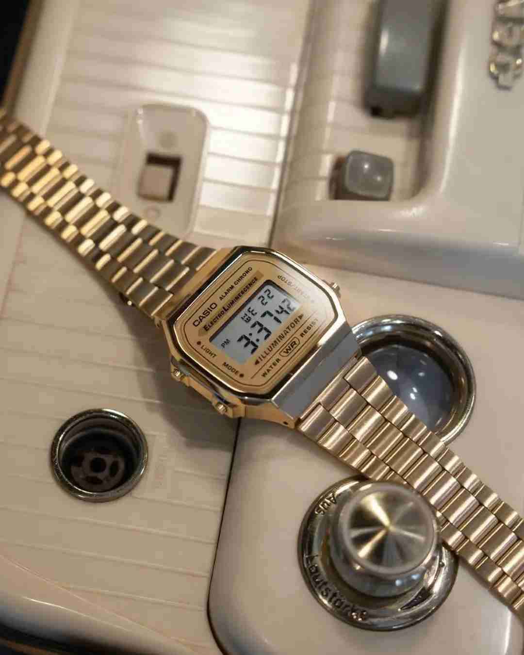 Reloj Casio dorado digital - miniatura 5