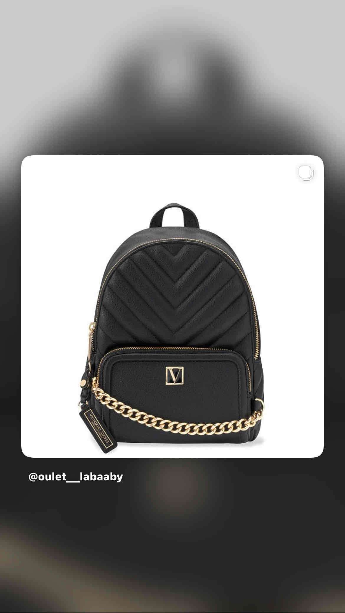 Mochila negra con cadena dorada