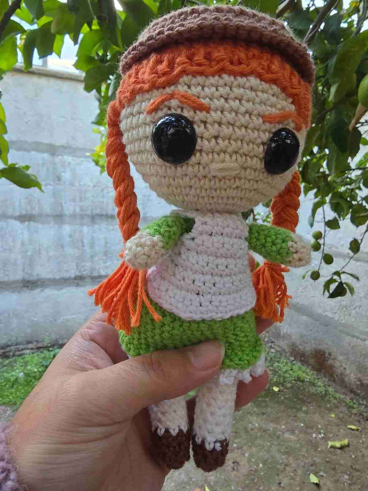 Muñeca de crochet artesanal Anne With and E - miniatura 2