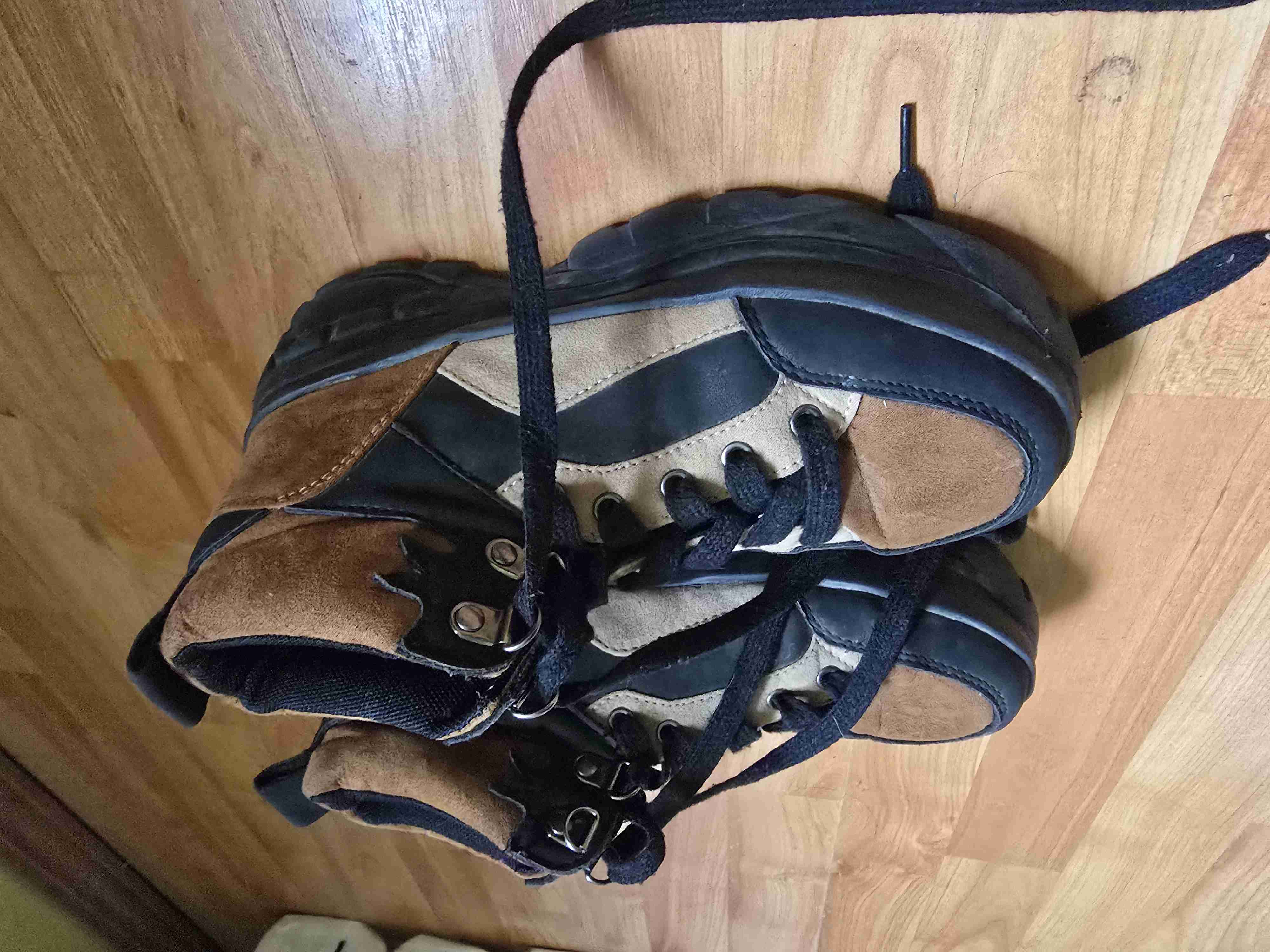 Botines deportivos negros y marrones - miniatura 1