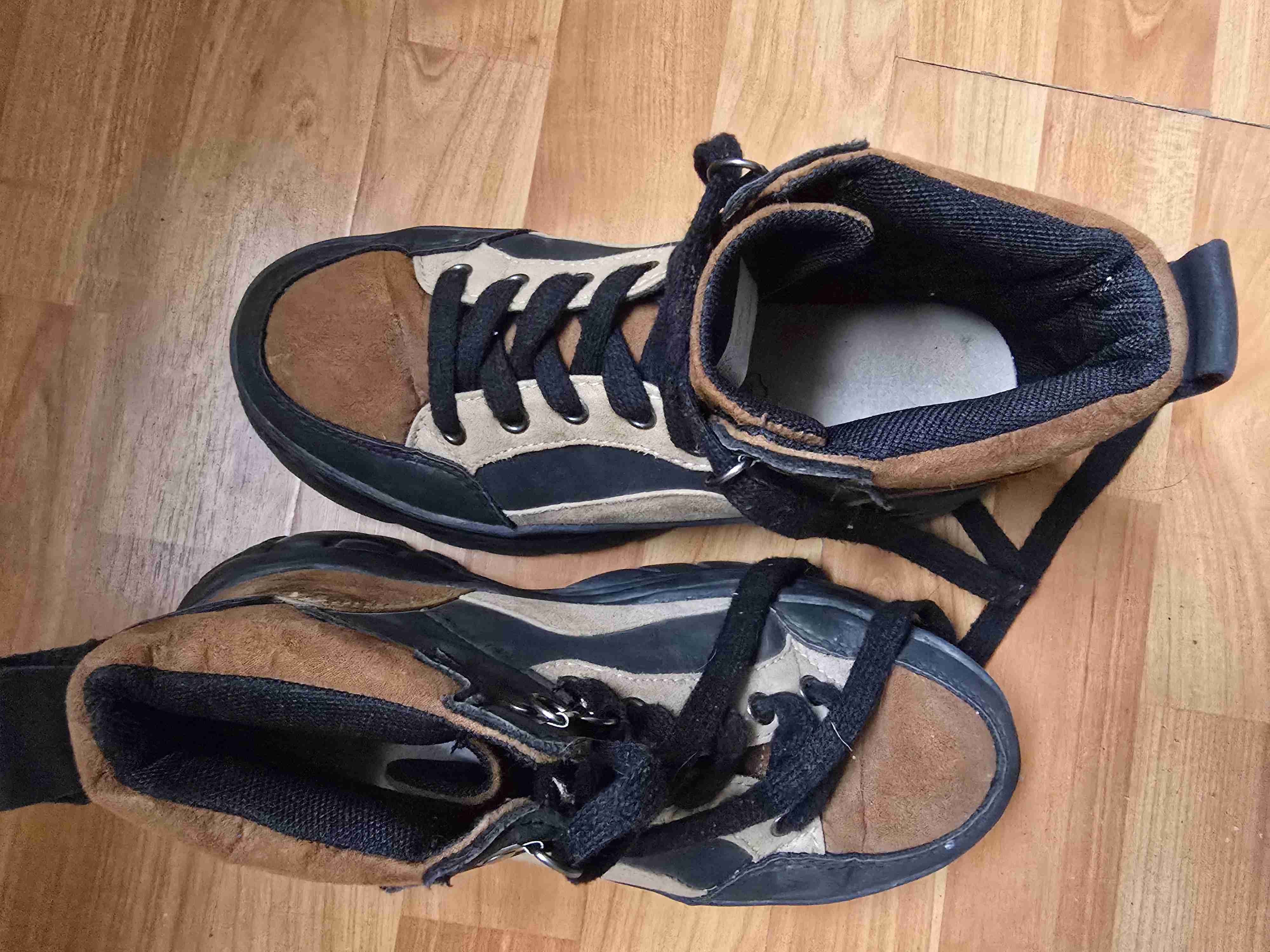 Botines deportivos negros y marrones - miniatura 2