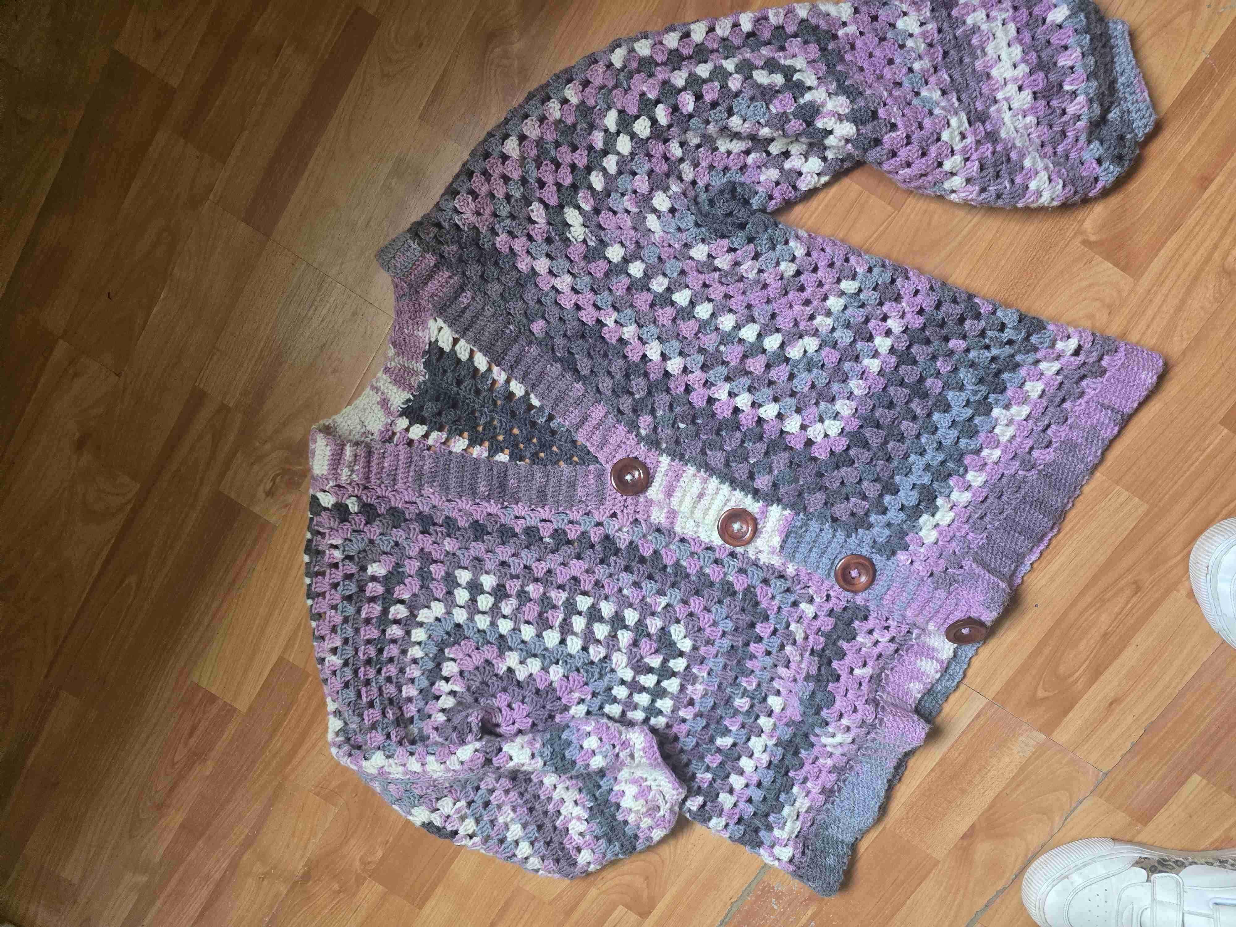 Cardigan tejido a crochet - miniatura 2