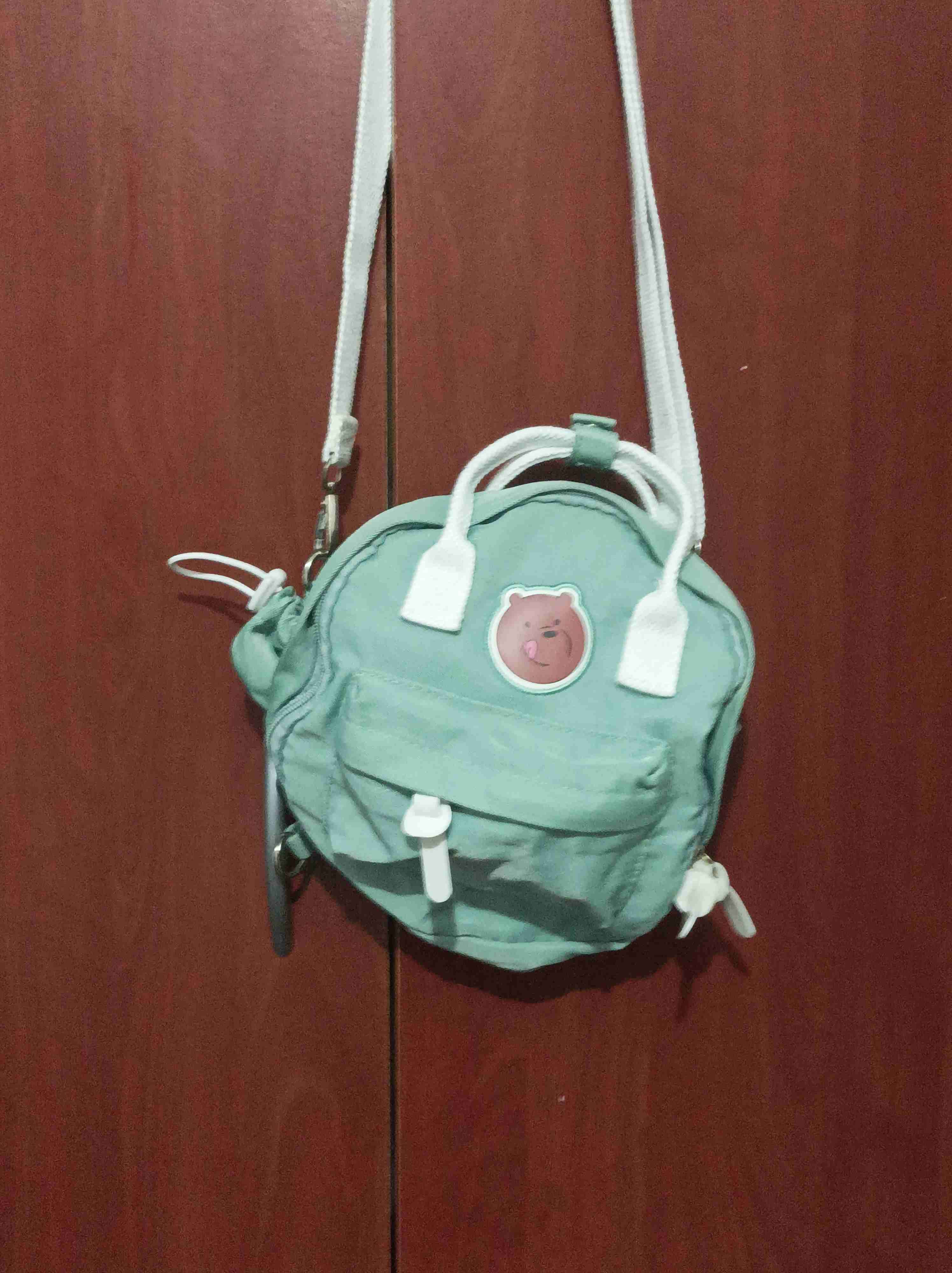 Mochila verde con dibujo de oso