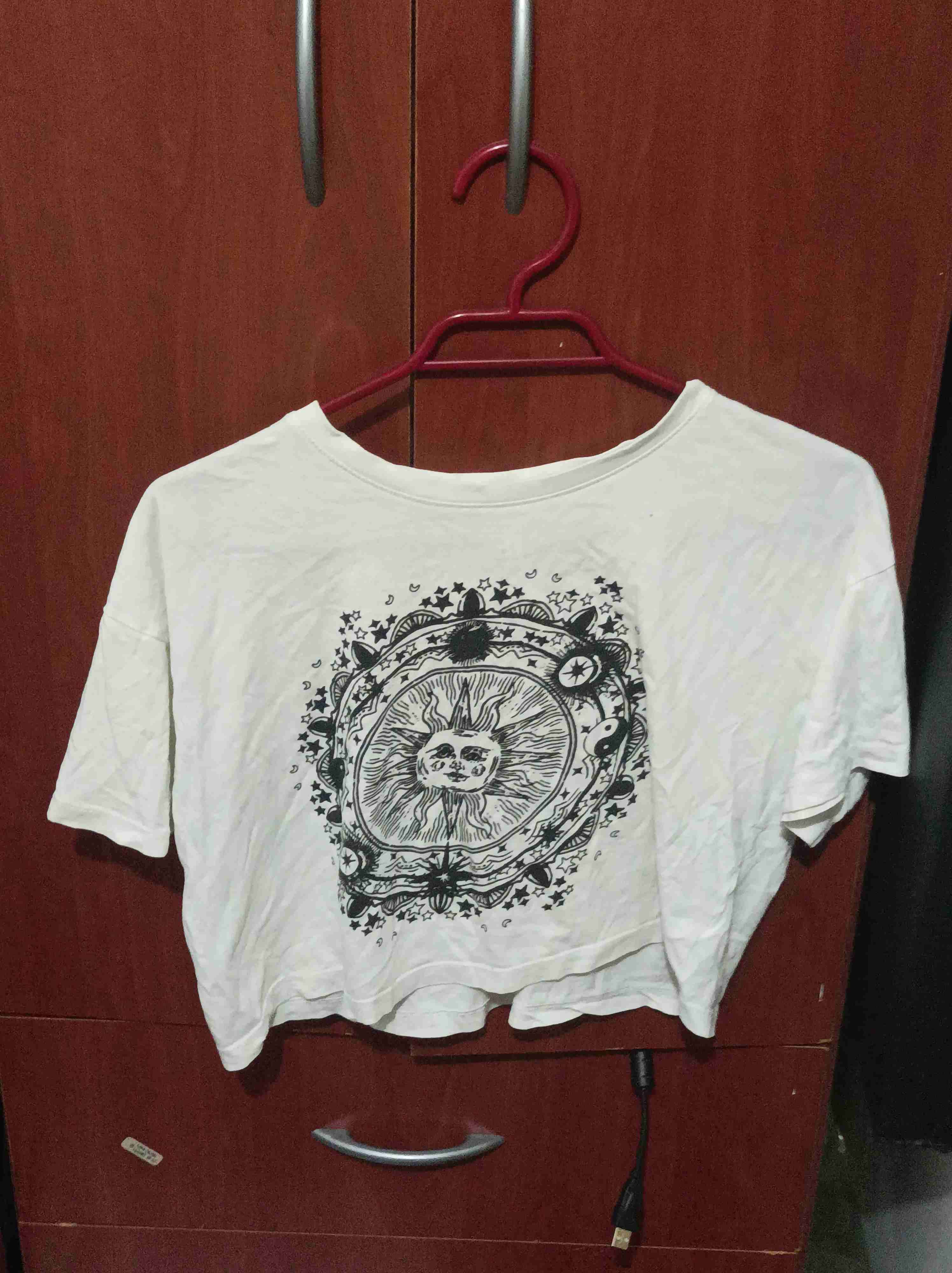 Polera blanca con diseño solar