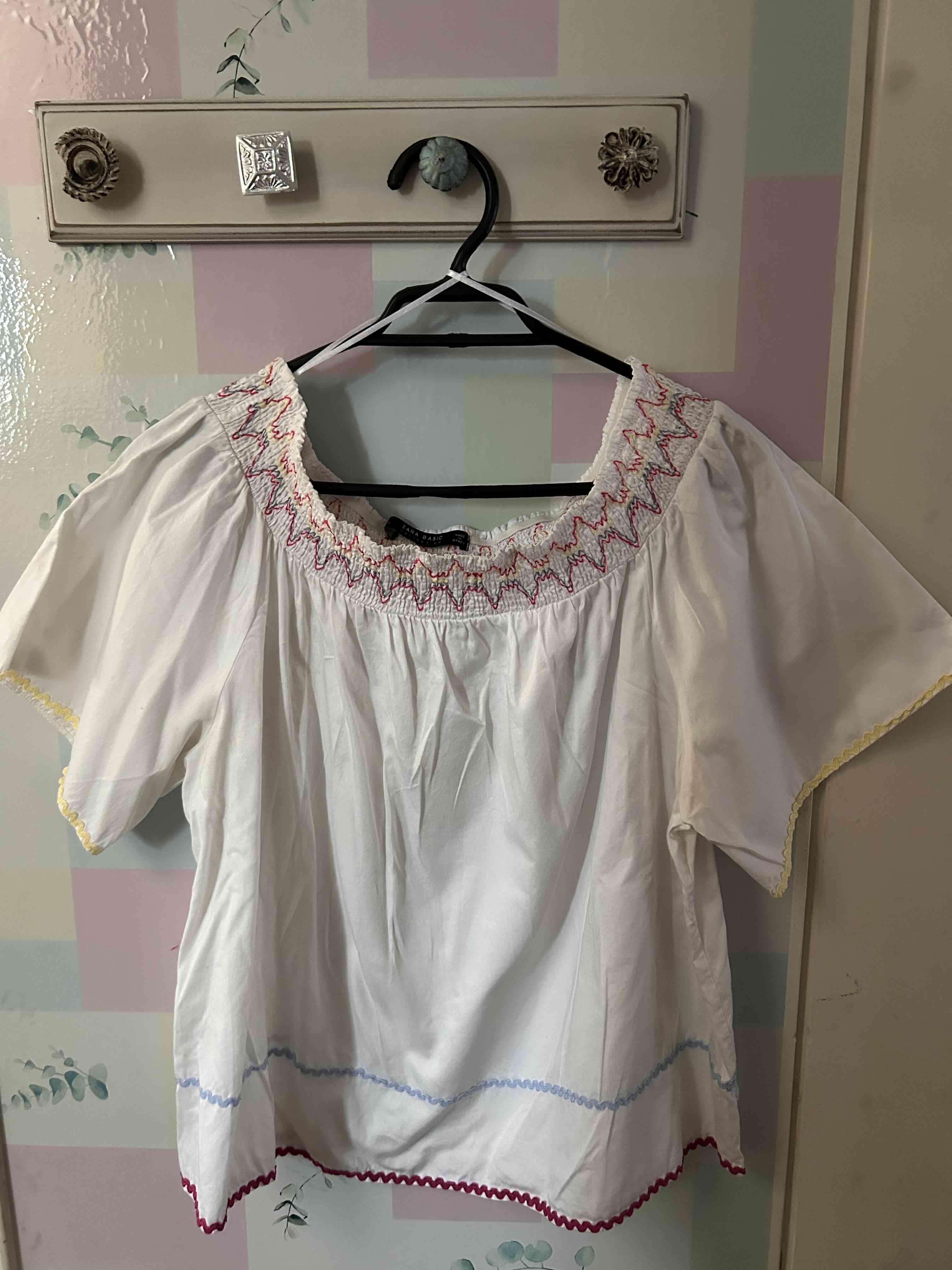 Blusa Zara bordada blanca