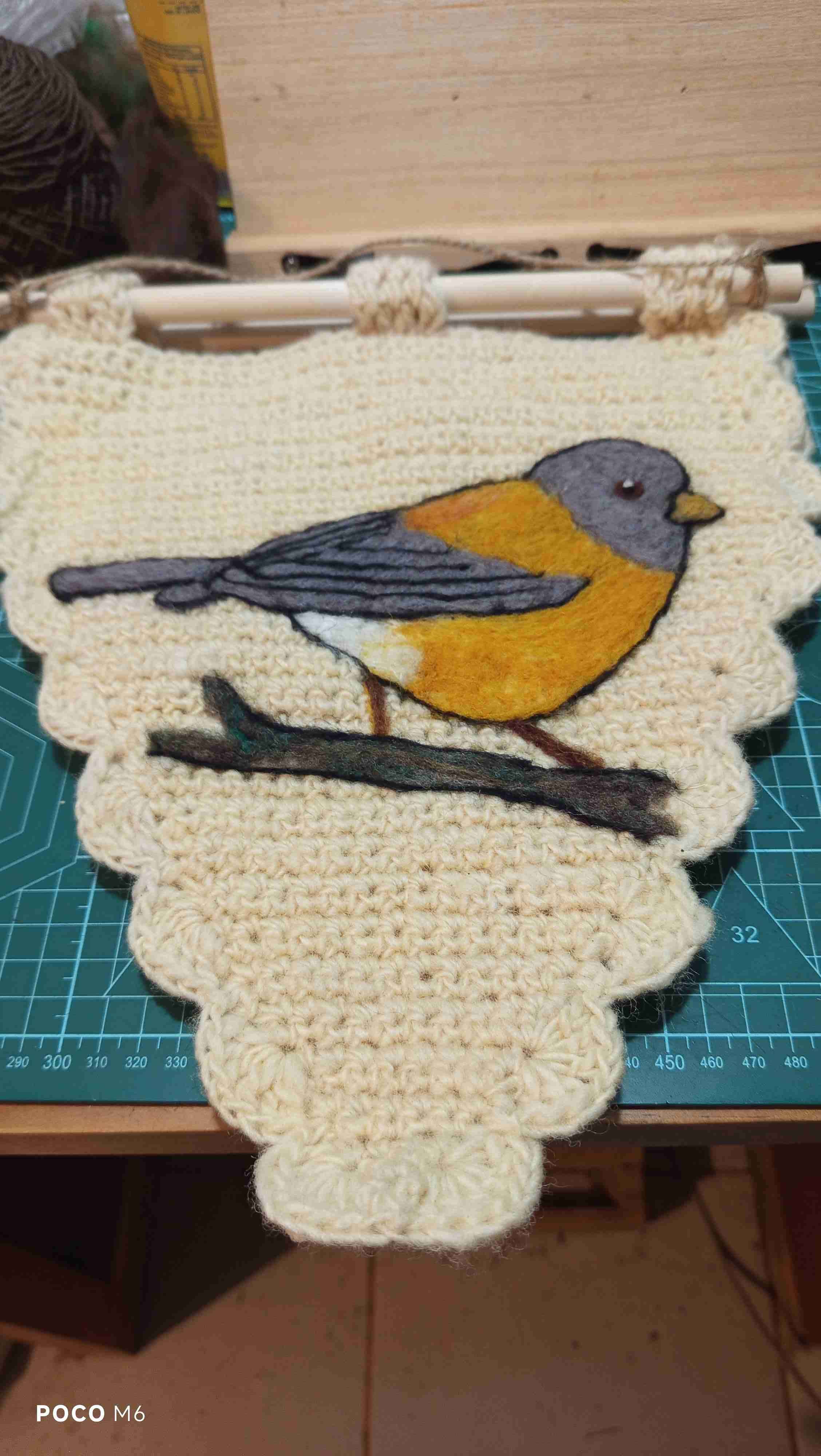 Tapiz tejido con ave Cometocino