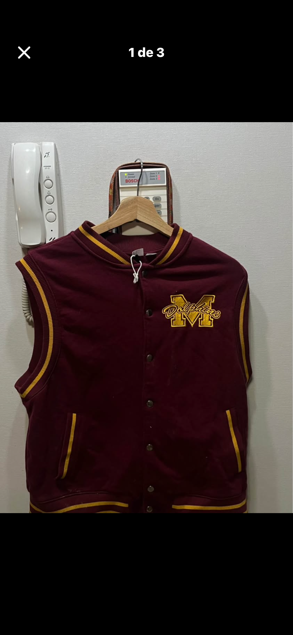 Chaleco burdeos estilo varsity