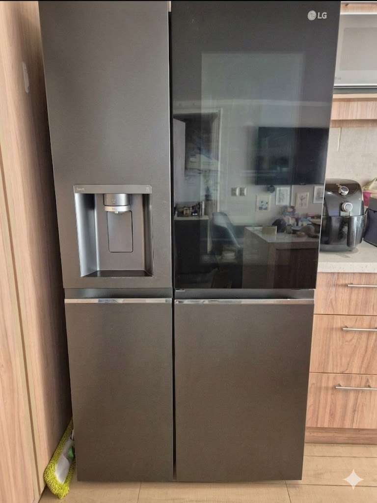 Refrigerador LG negro con dispensador