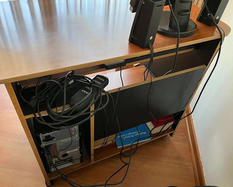 Escritorio Mesa Para Computador Y Basurero (Usado) - miniatura 4