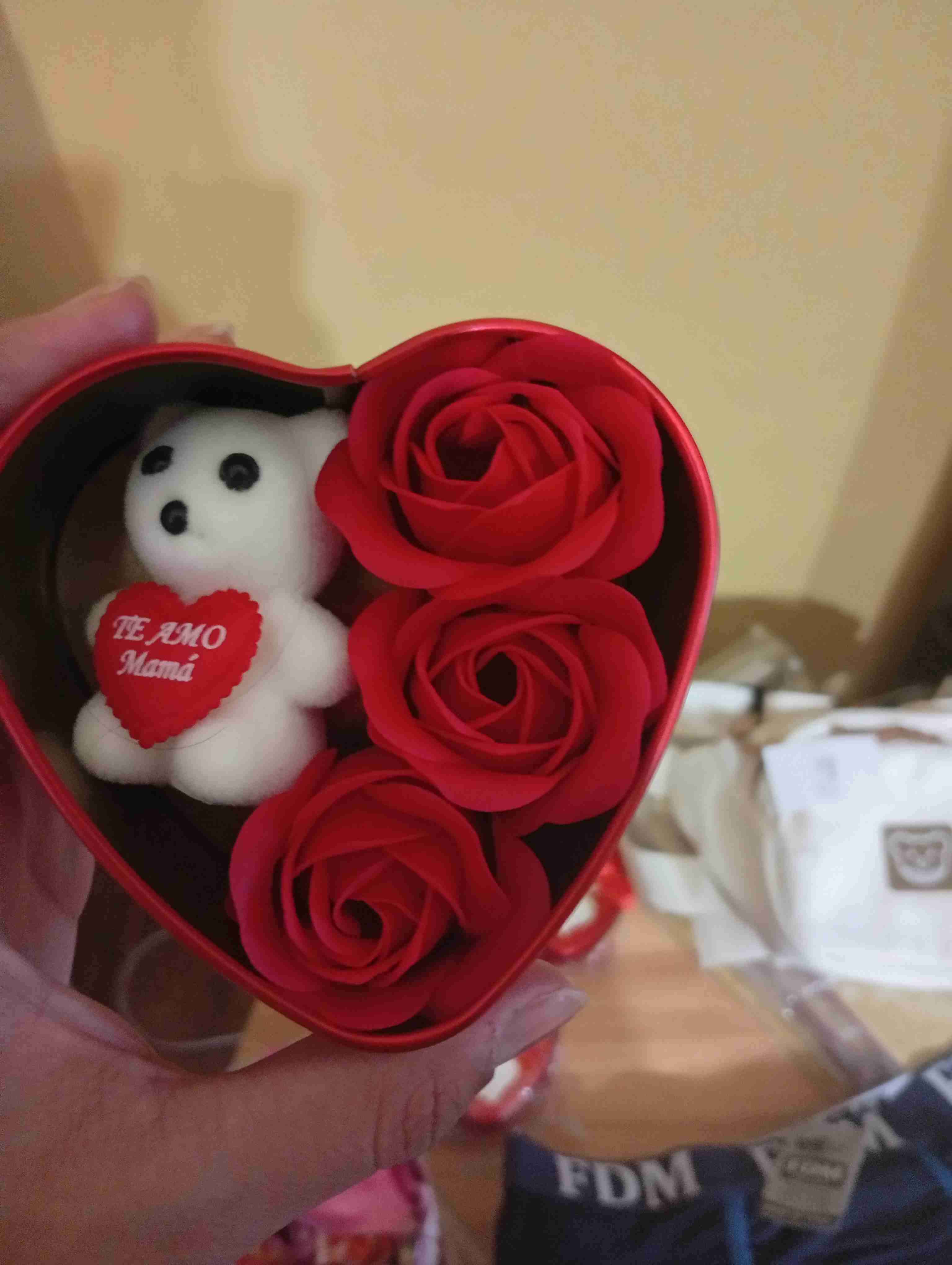 Caja corazón con oso y rosas - miniatura 1