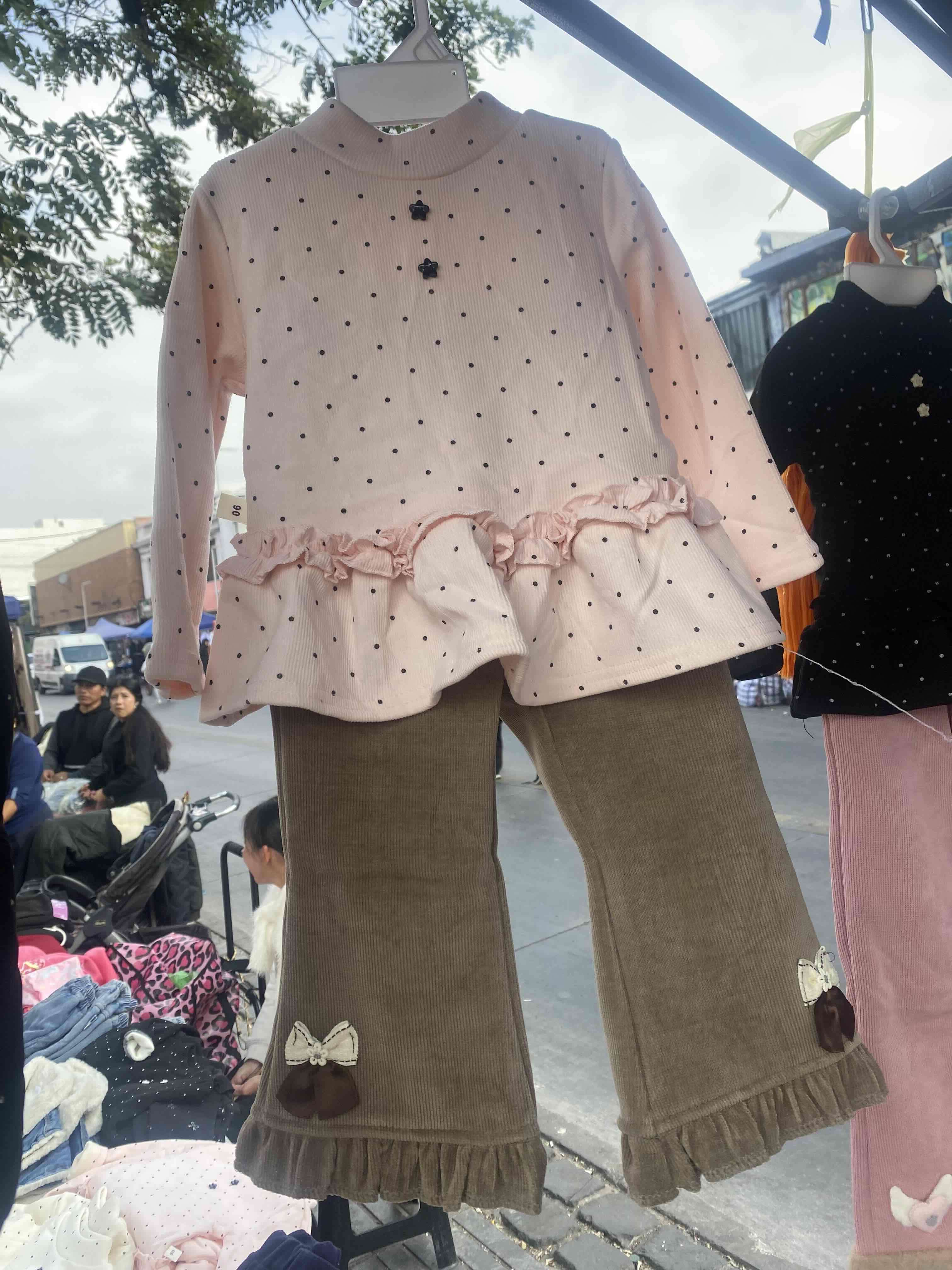 Conjunto infantil rosa y marrón