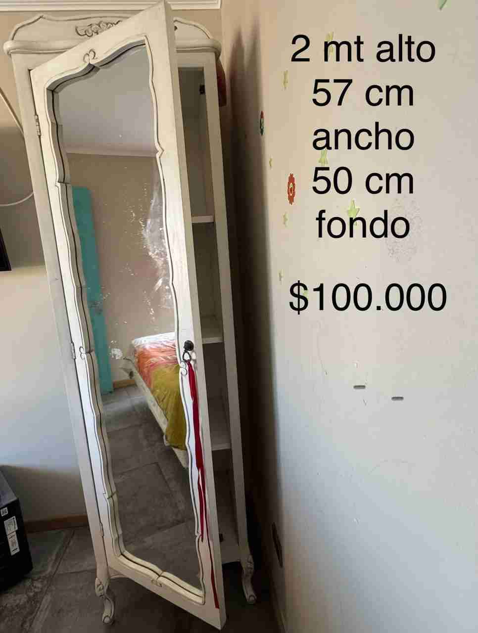 Armario vintage con espejo