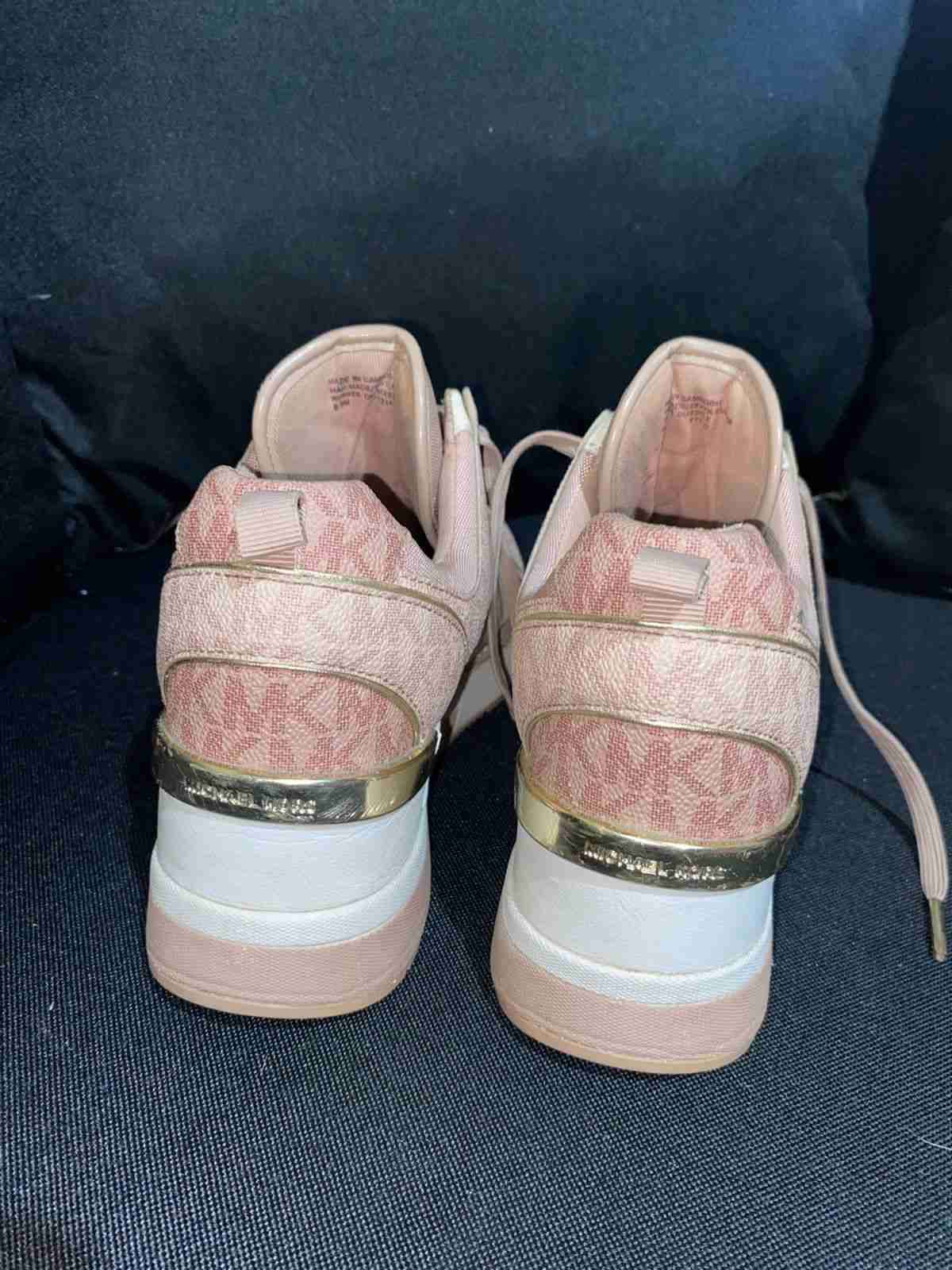 Zapatillas rosadas con detalles dorados - miniatura 1