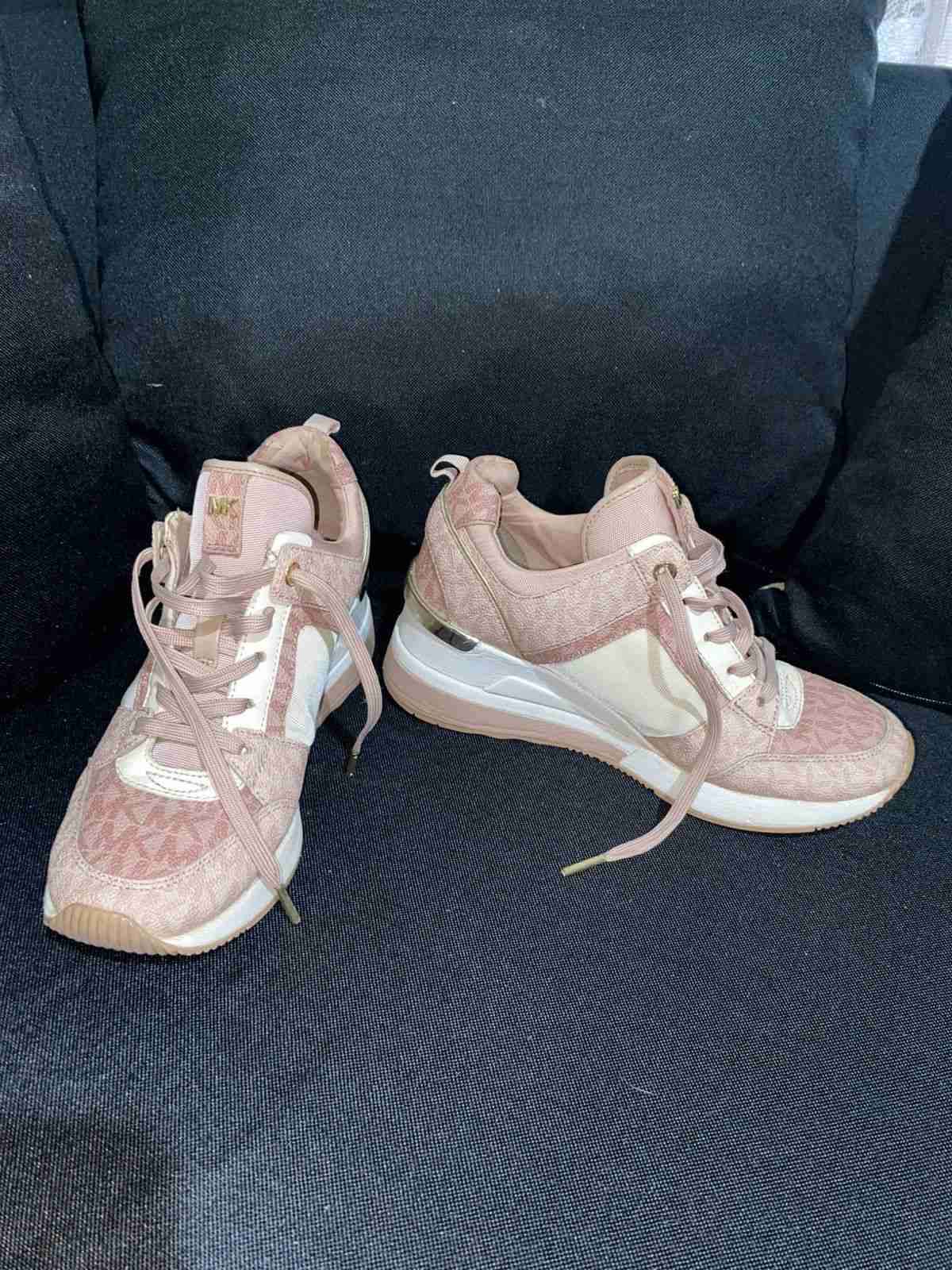 Zapatillas rosadas con detalles dorados - miniatura 2