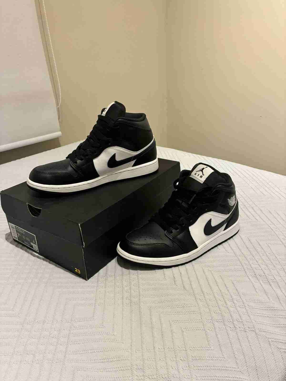 Zapatillas negras y blancas Air Jordan retro 1 - miniatura 2
