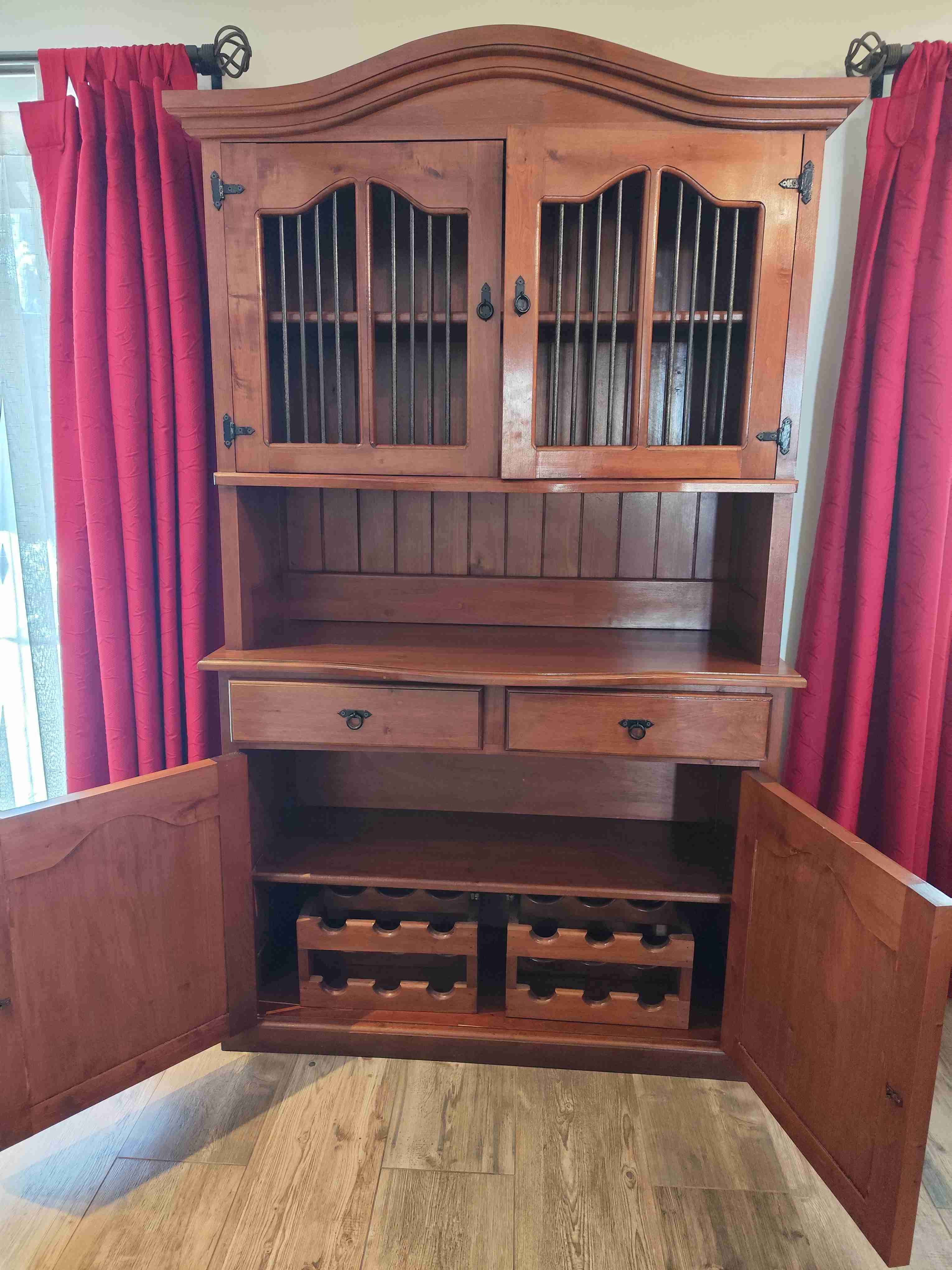 Vitrina de madera con compartimentos - 1