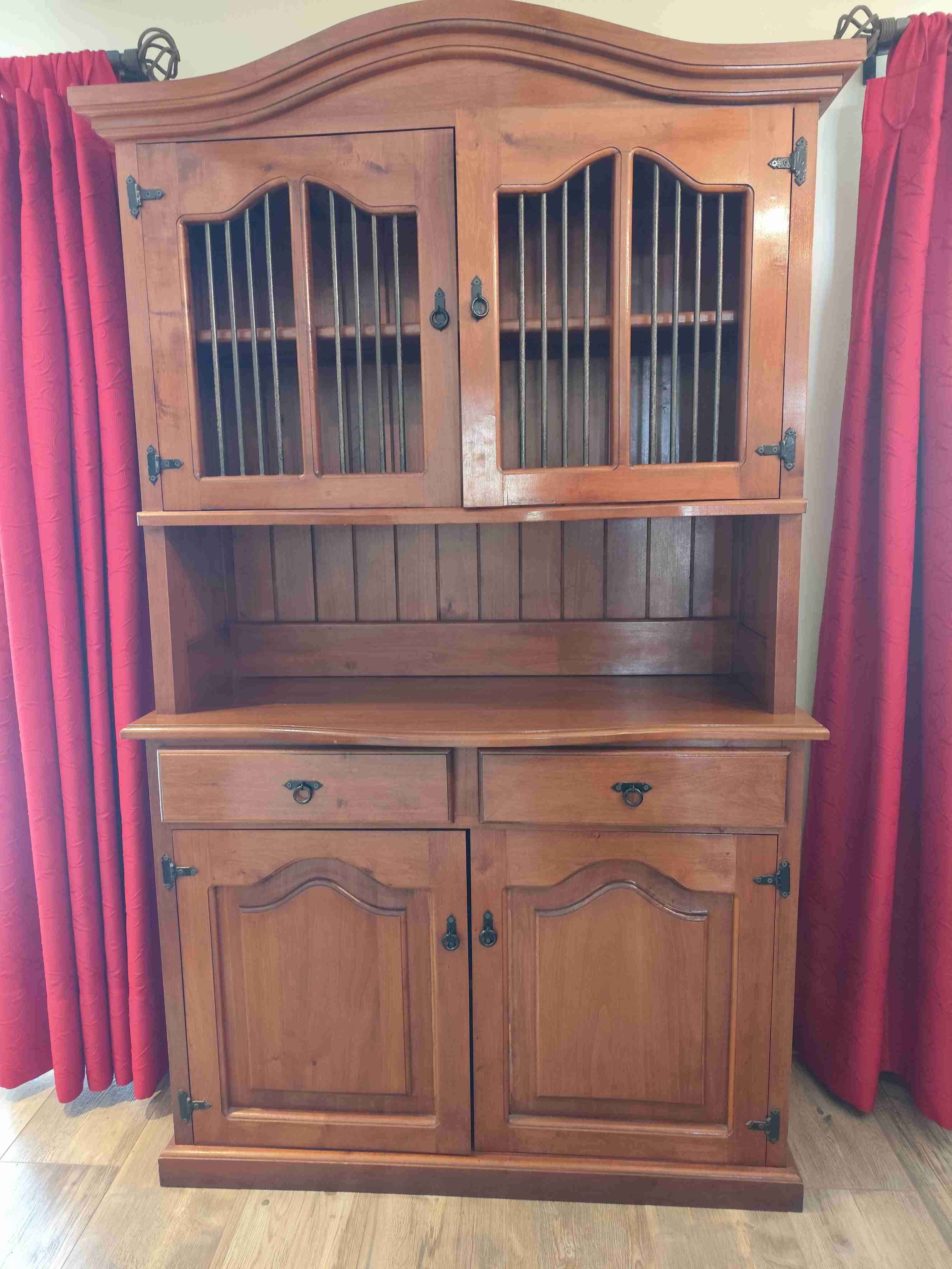 Vitrina de madera con compartimentos - 2