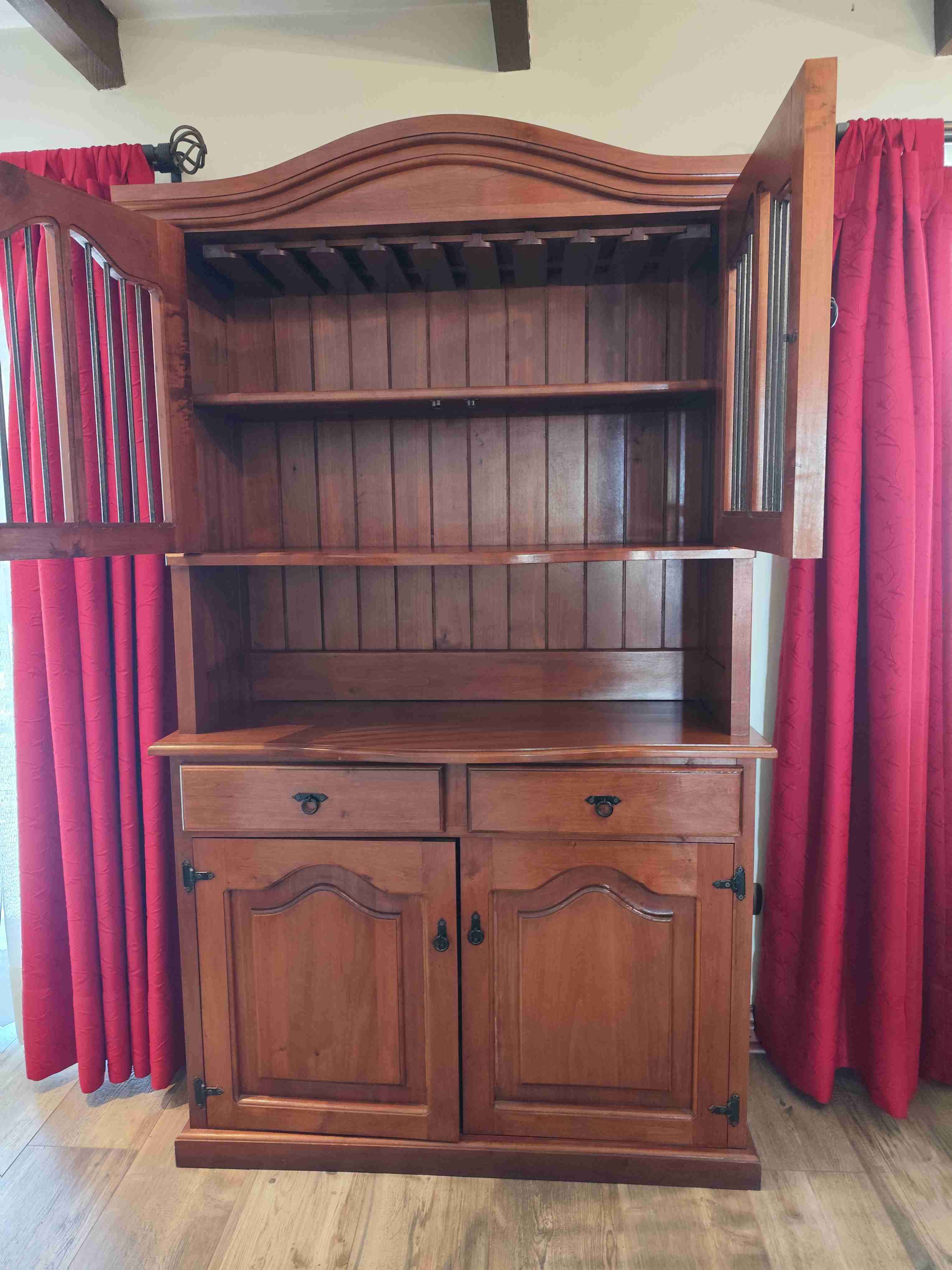 Vitrina de madera con compartimentos - 4