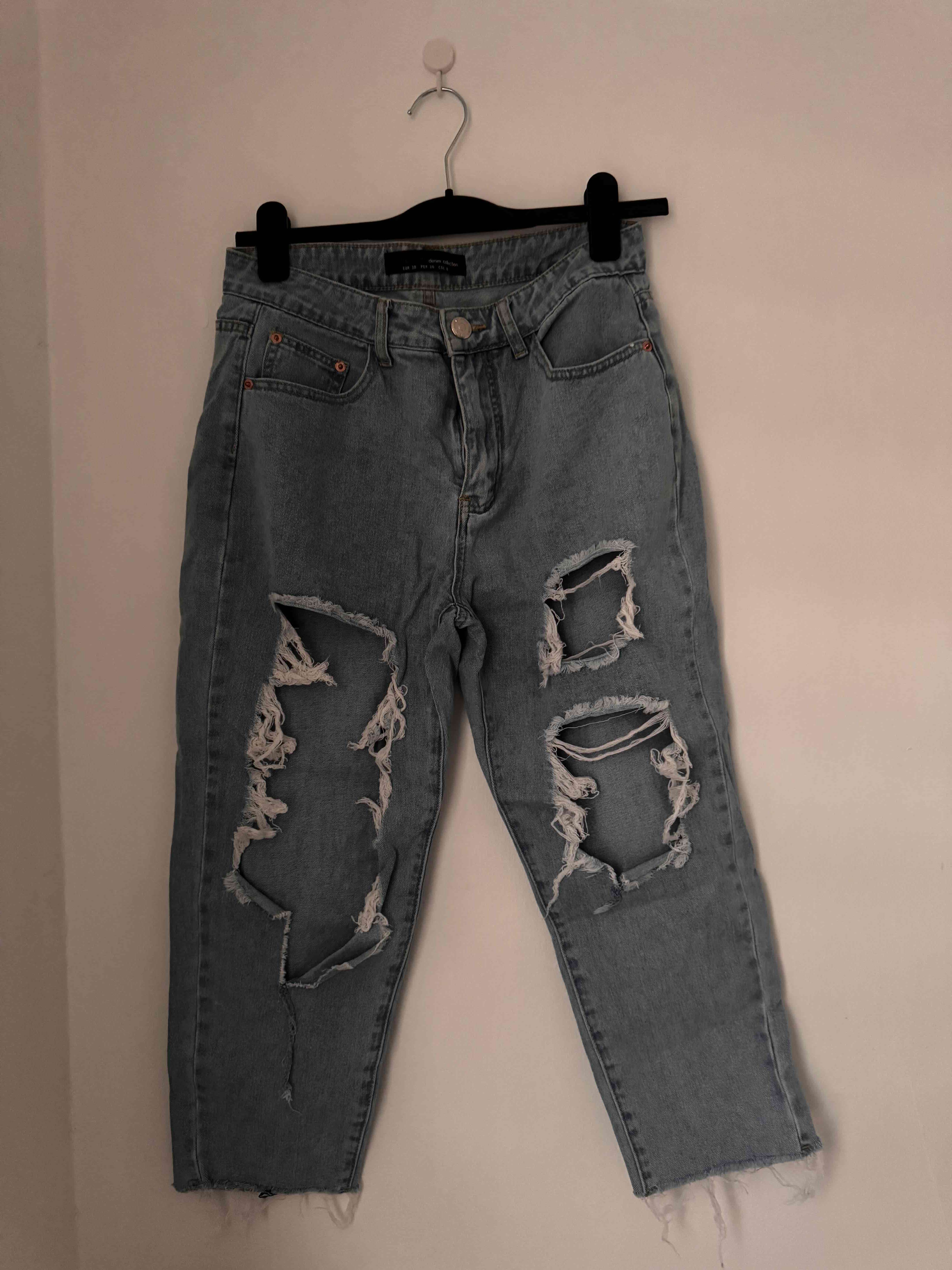 Jeans azules rasgados