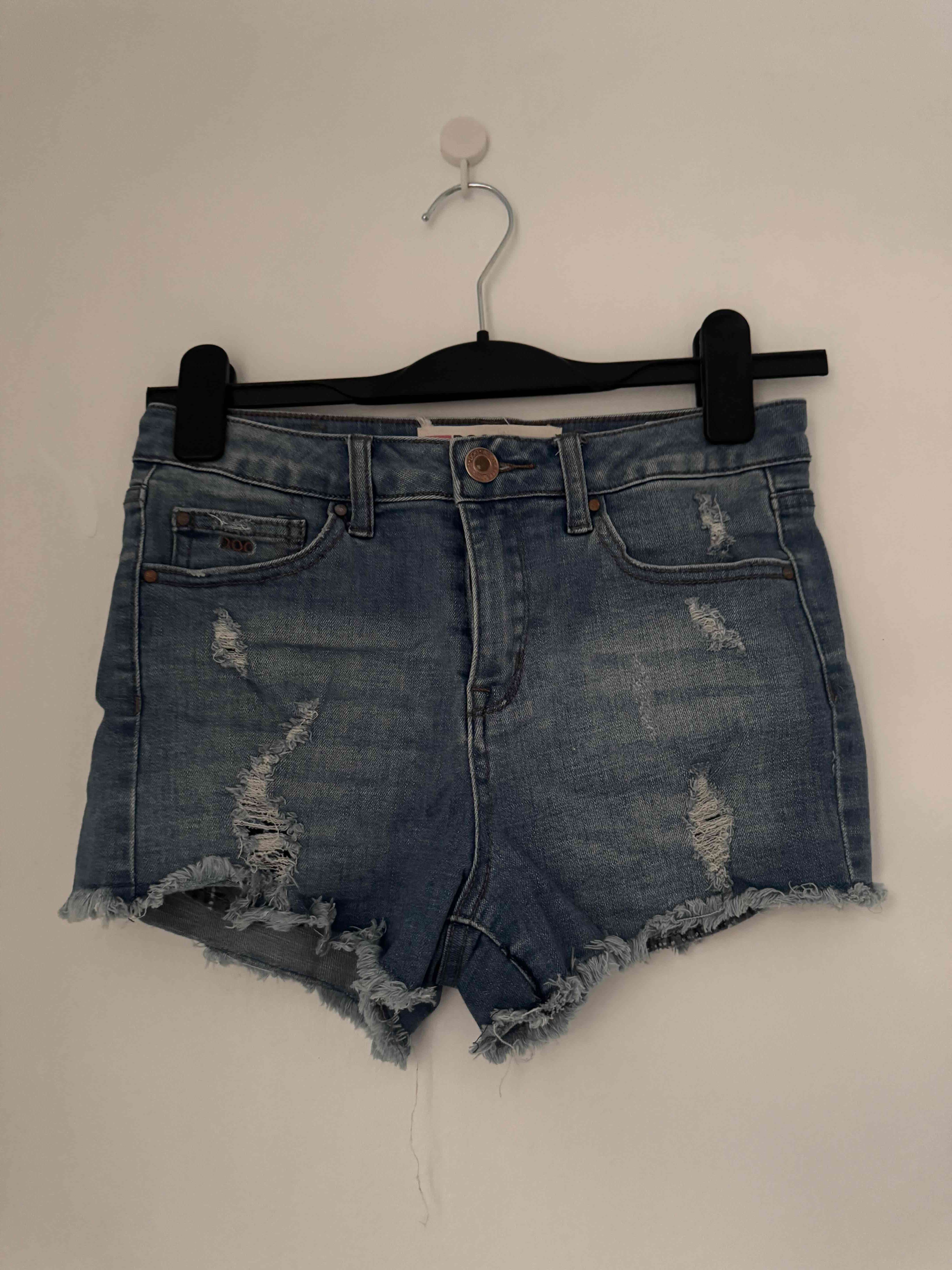 Shorts de mezclilla desgastados