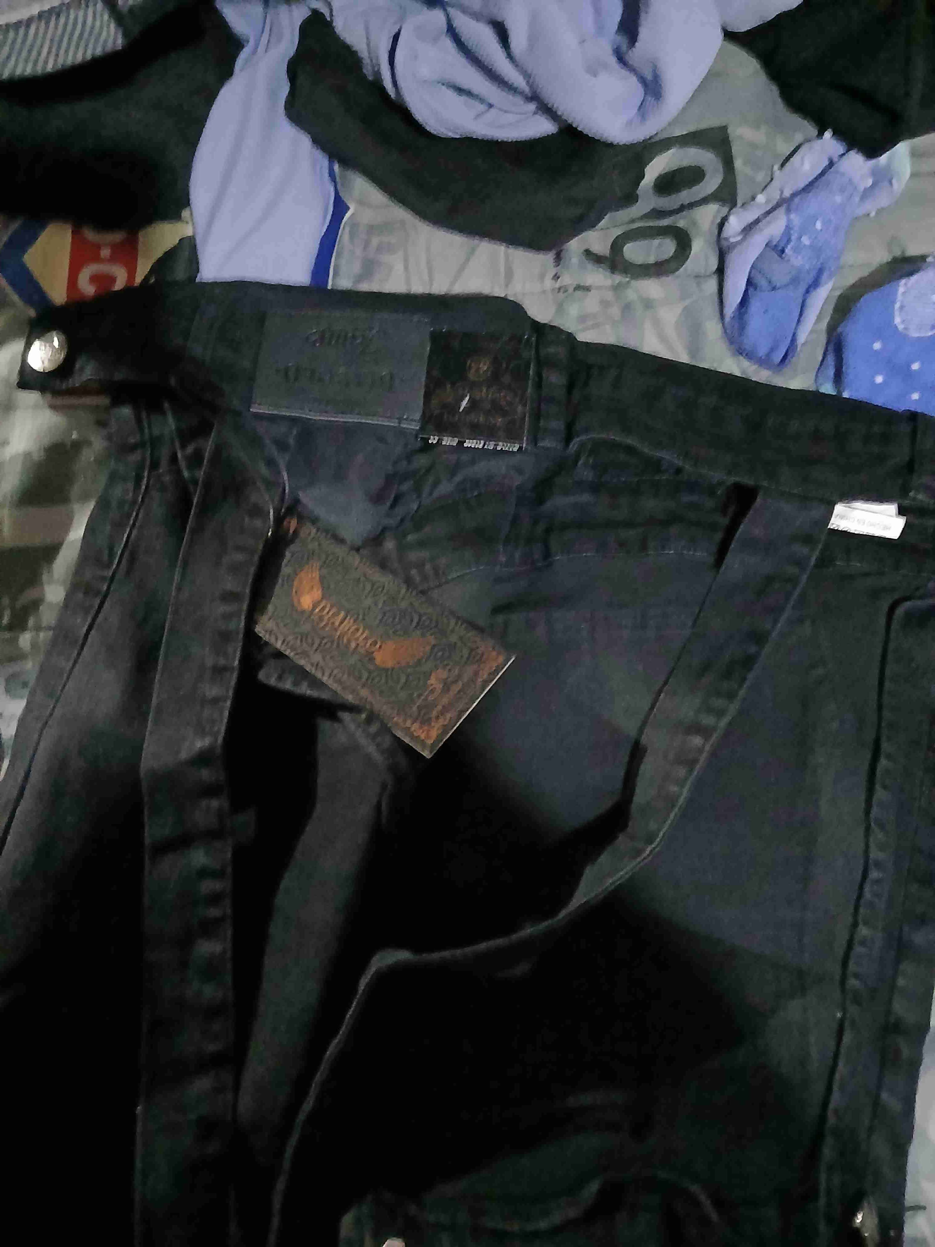 Jeans oscuros con tirantes - miniatura 2