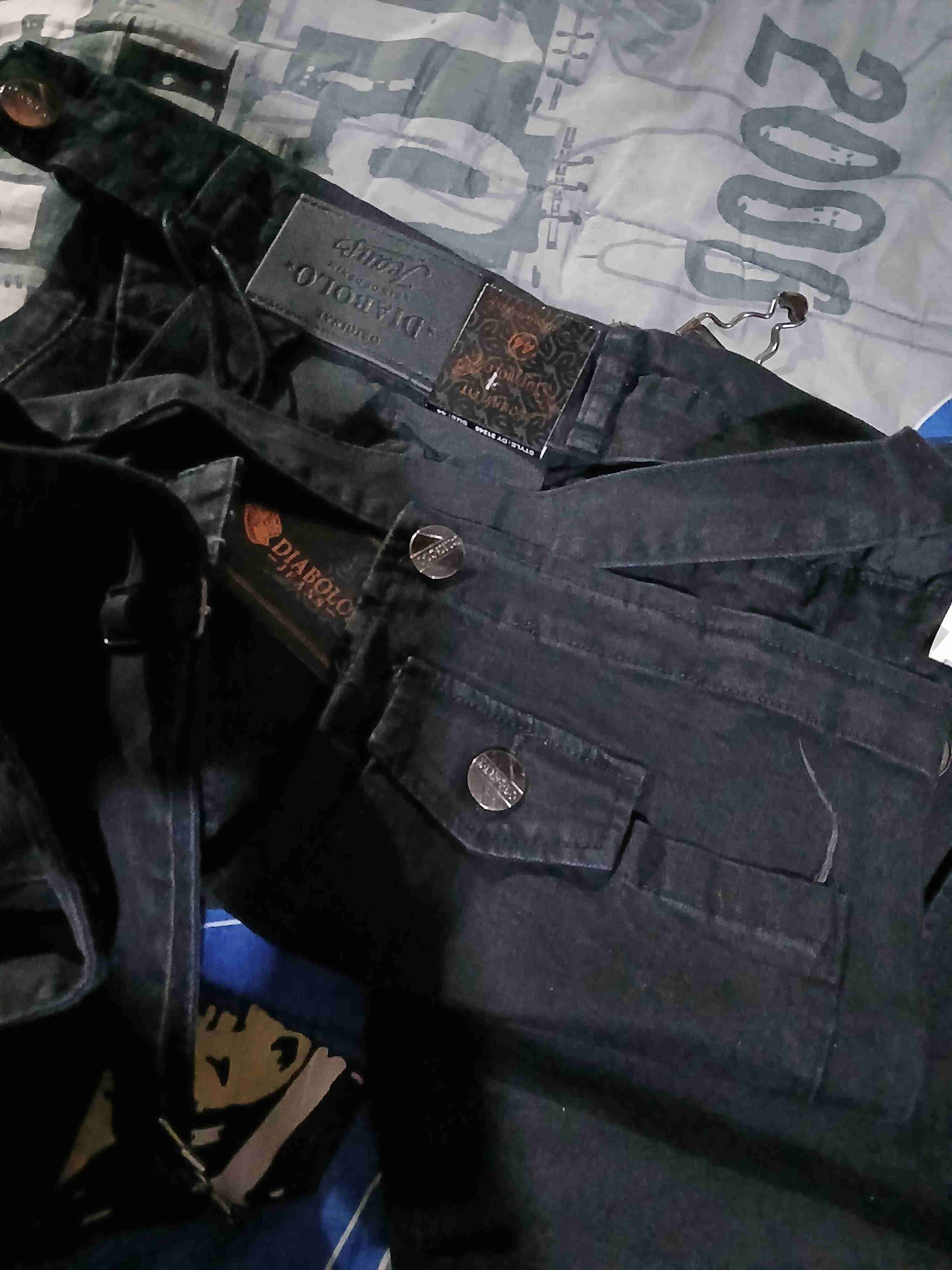 Jeans oscuros con tirantes - miniatura 3