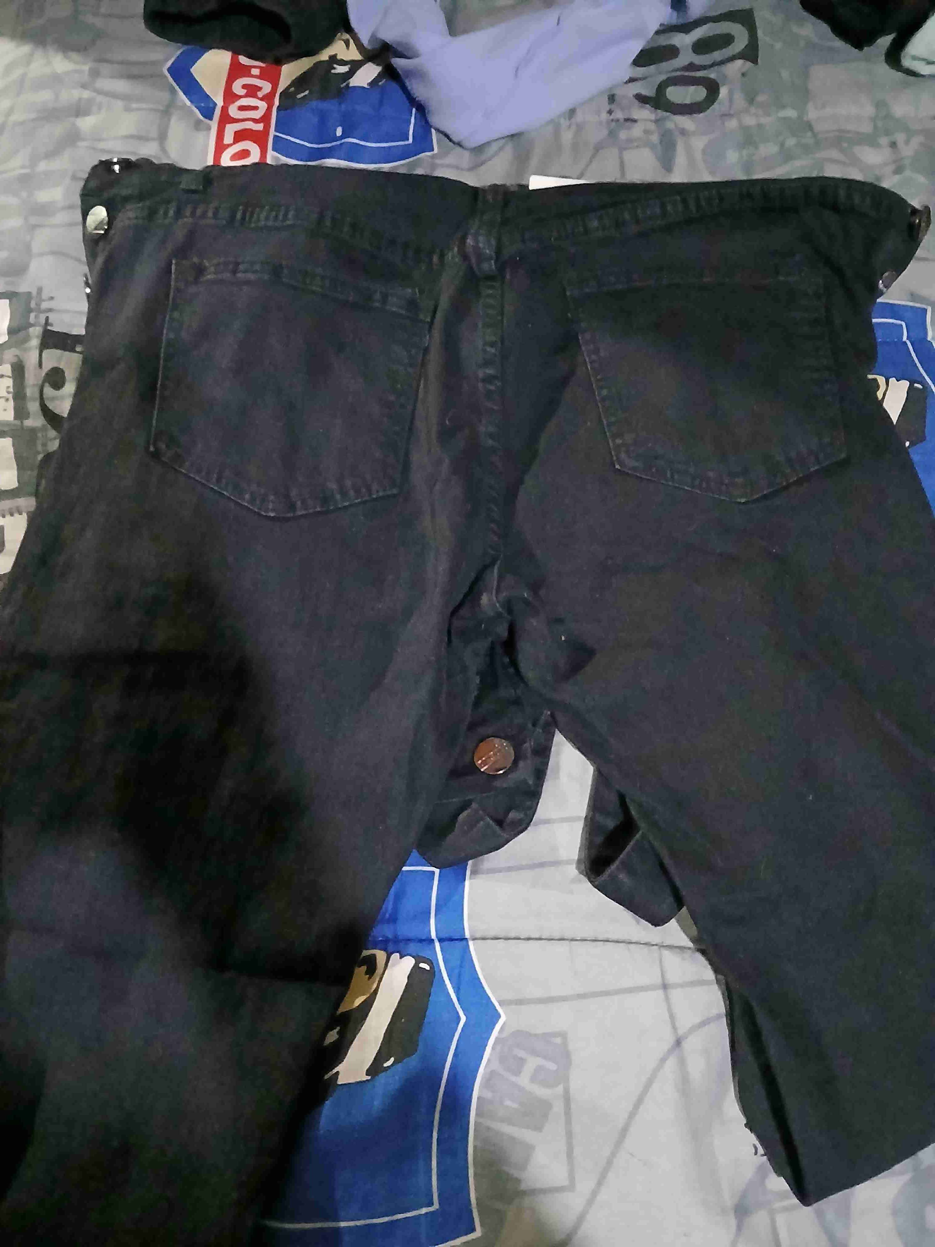 Jeans oscuros con tirantes - miniatura 4