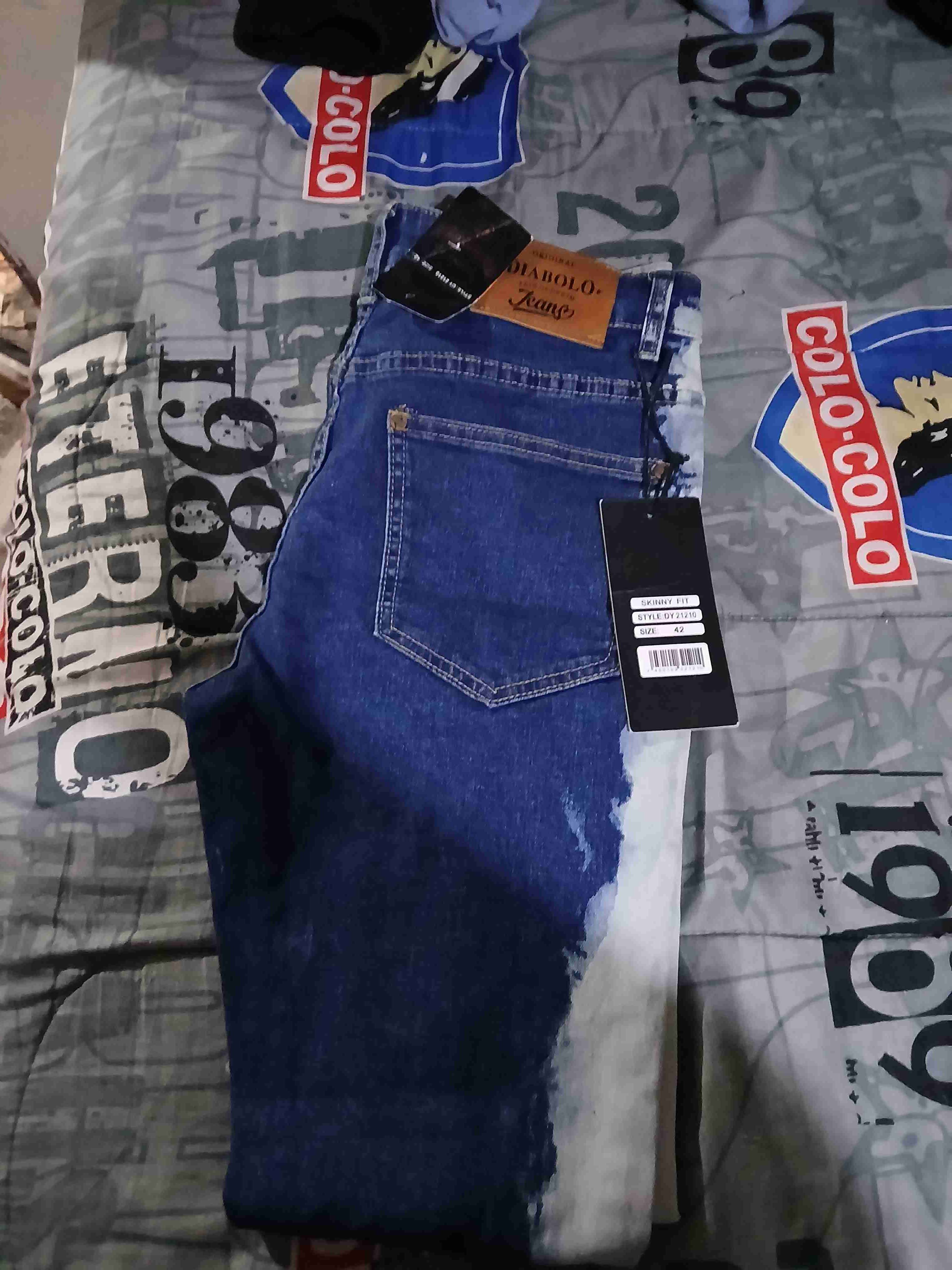 Jeans oscuros con tirantes - miniatura 5