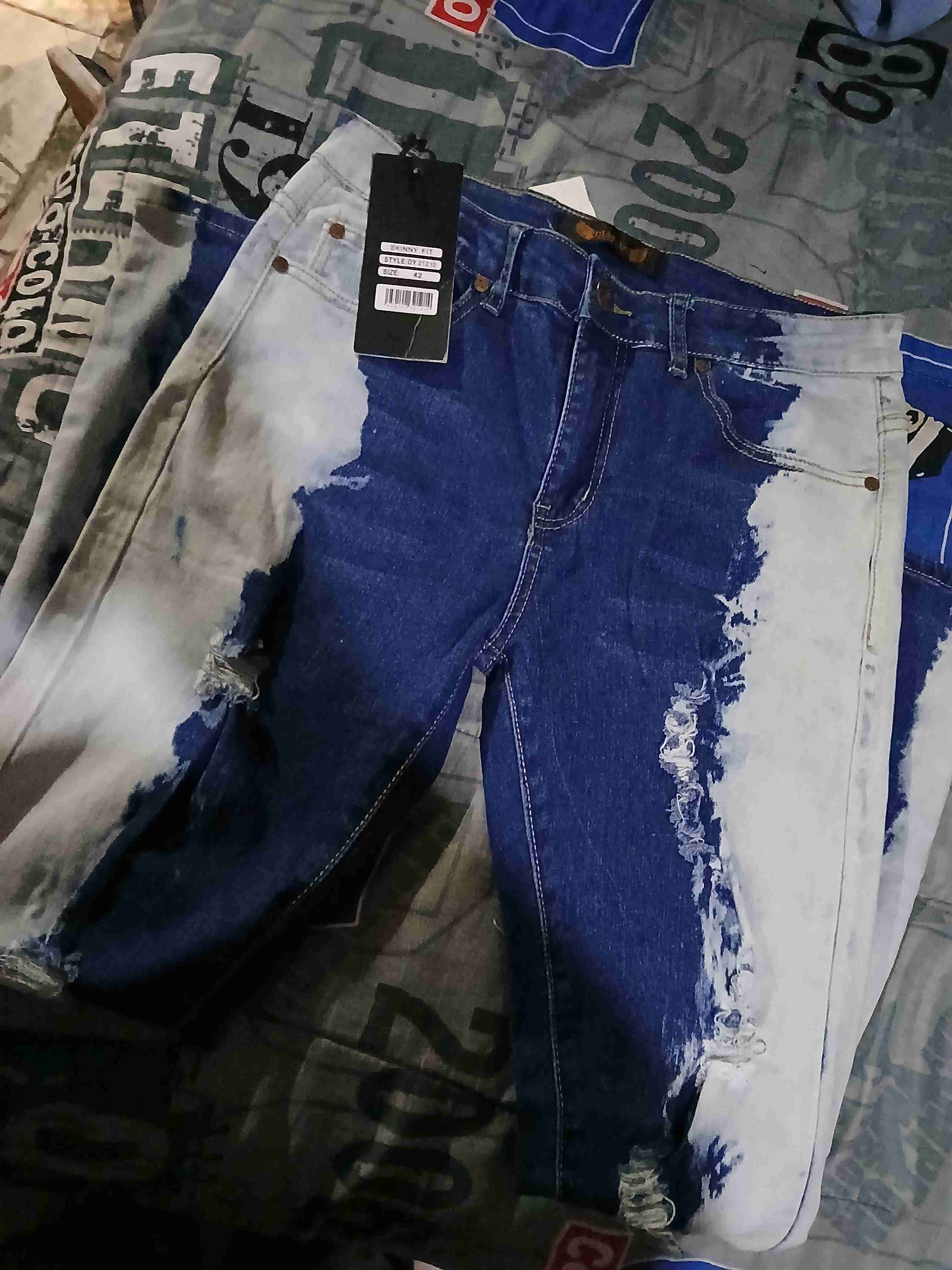 Jeans oscuros con tirantes - miniatura 6