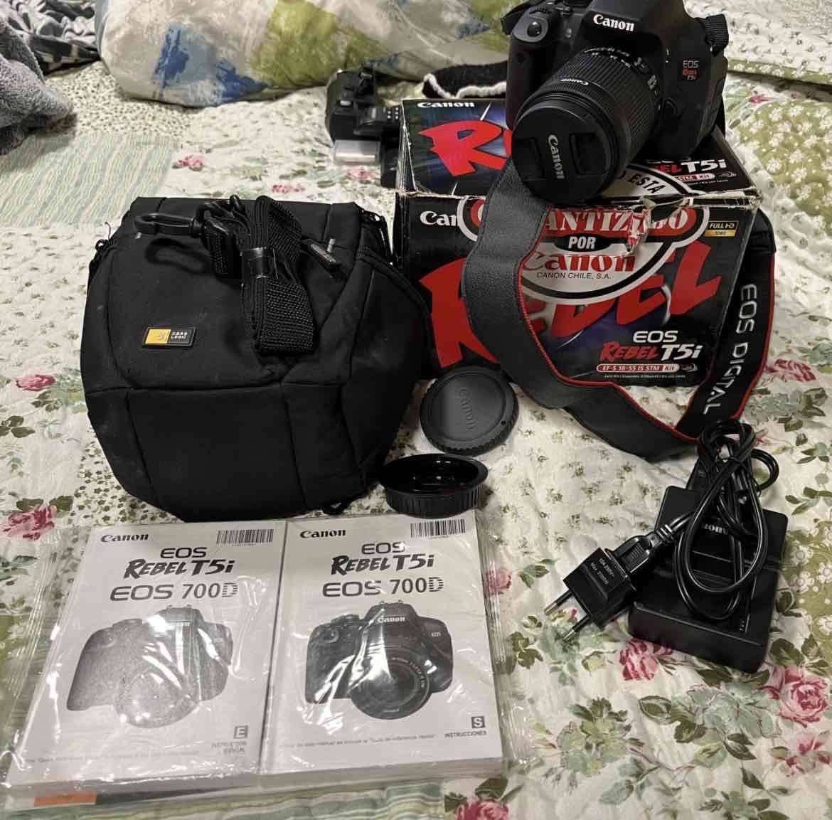 Cámara Canon EOS Rebel T5i con accesorios - 1