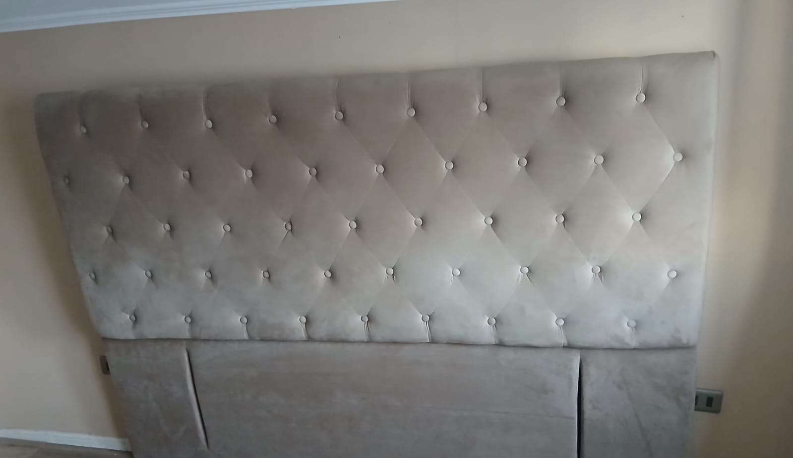 Cabecera de cama acolchada beige - miniatura 1