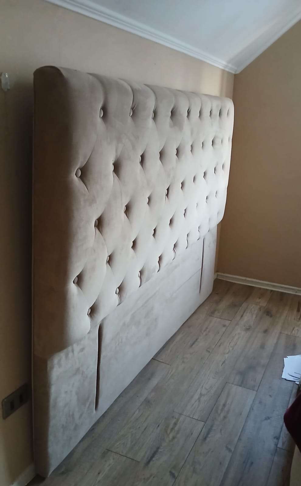 Cabecera de cama acolchada beige - miniatura 2